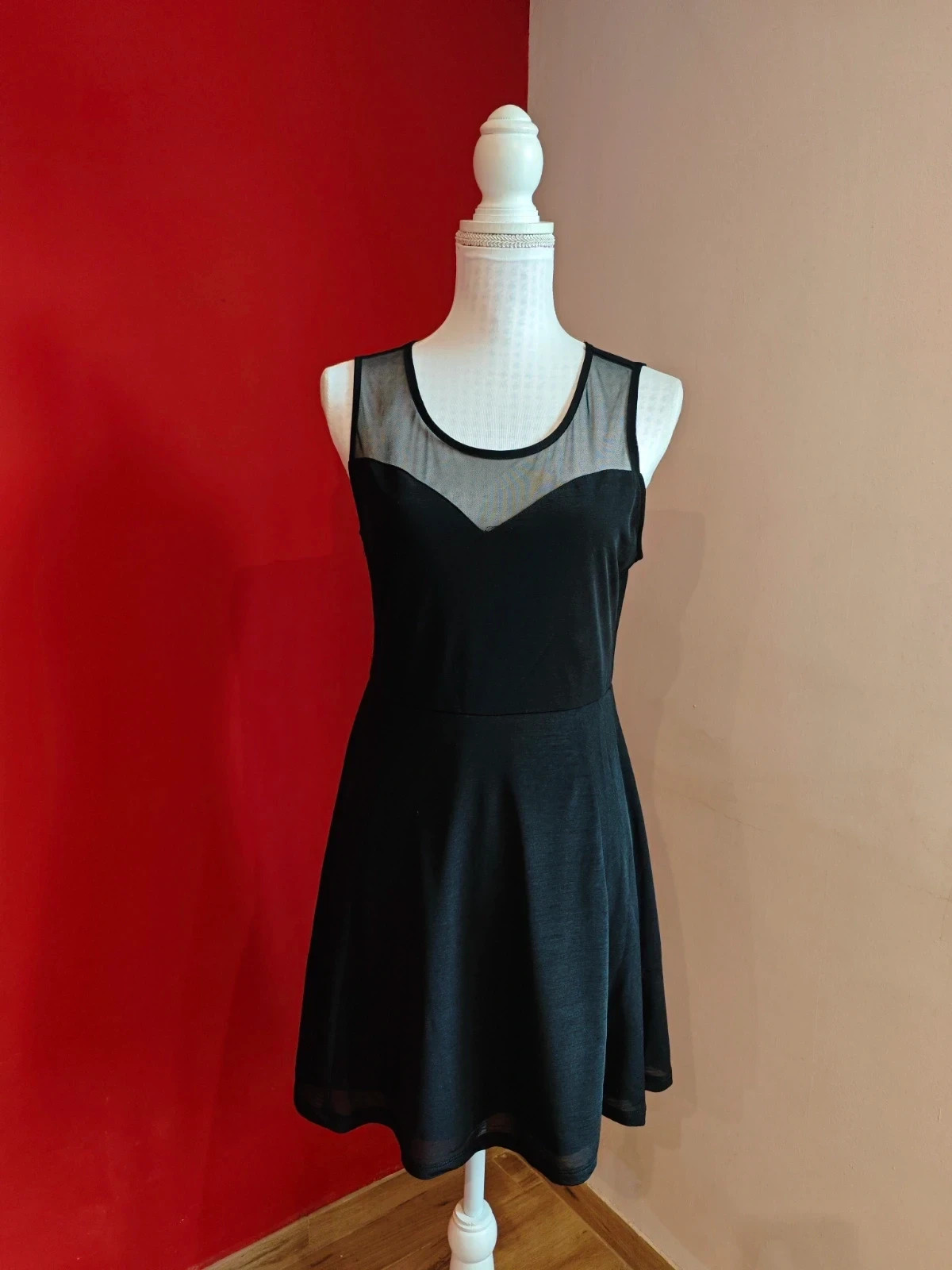 🌺 Precioso vestido de gasa elástica negra con transparencias en escote corazón