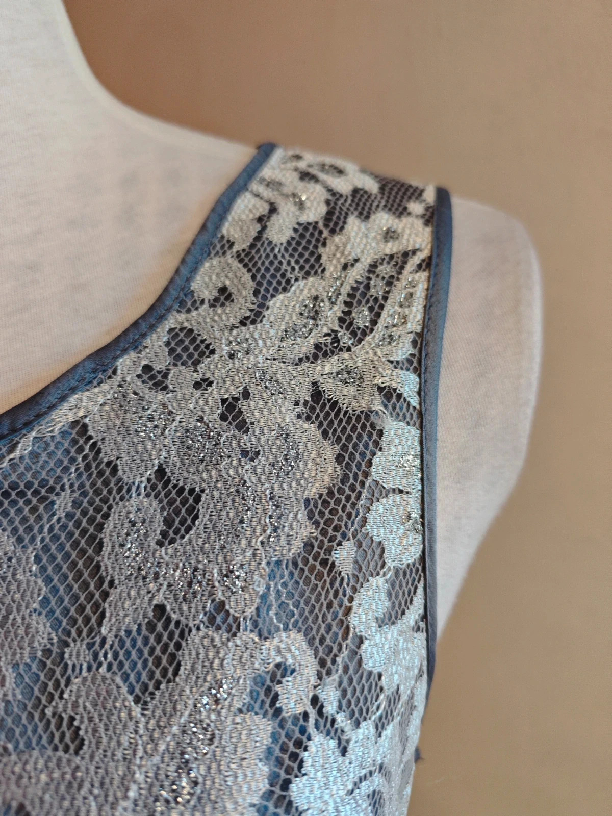 🌺 Precioso vestido de blonda plateada con brillos – El Corte Inglés – taille L / 40 / 12 3