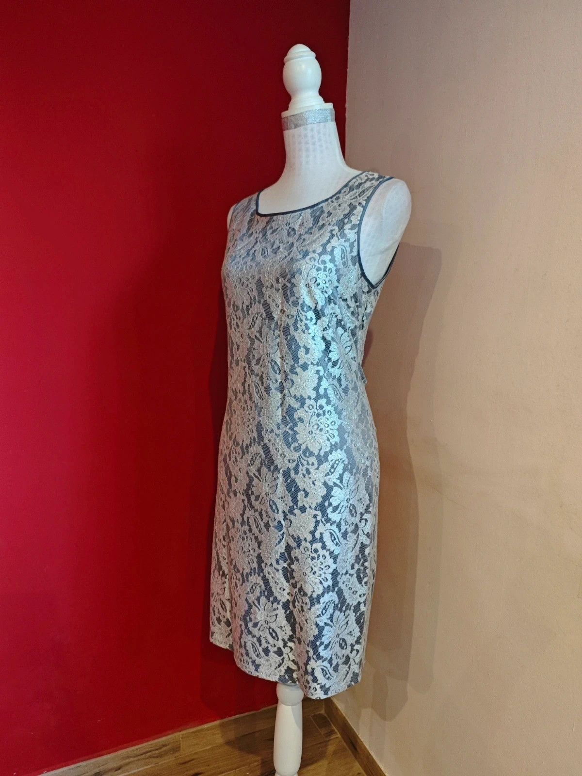 🌺 Precioso vestido de blonda plateada con brillos
