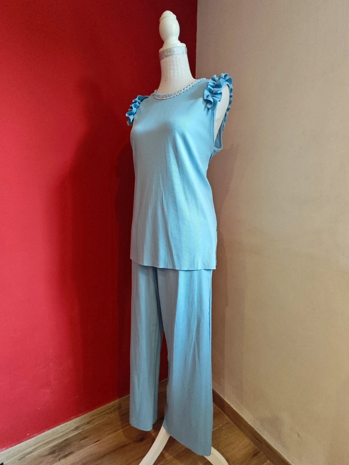 🌺 Conjunto muy especial de top y pantalón de punto fino azul clarito, con un 72% de algodón