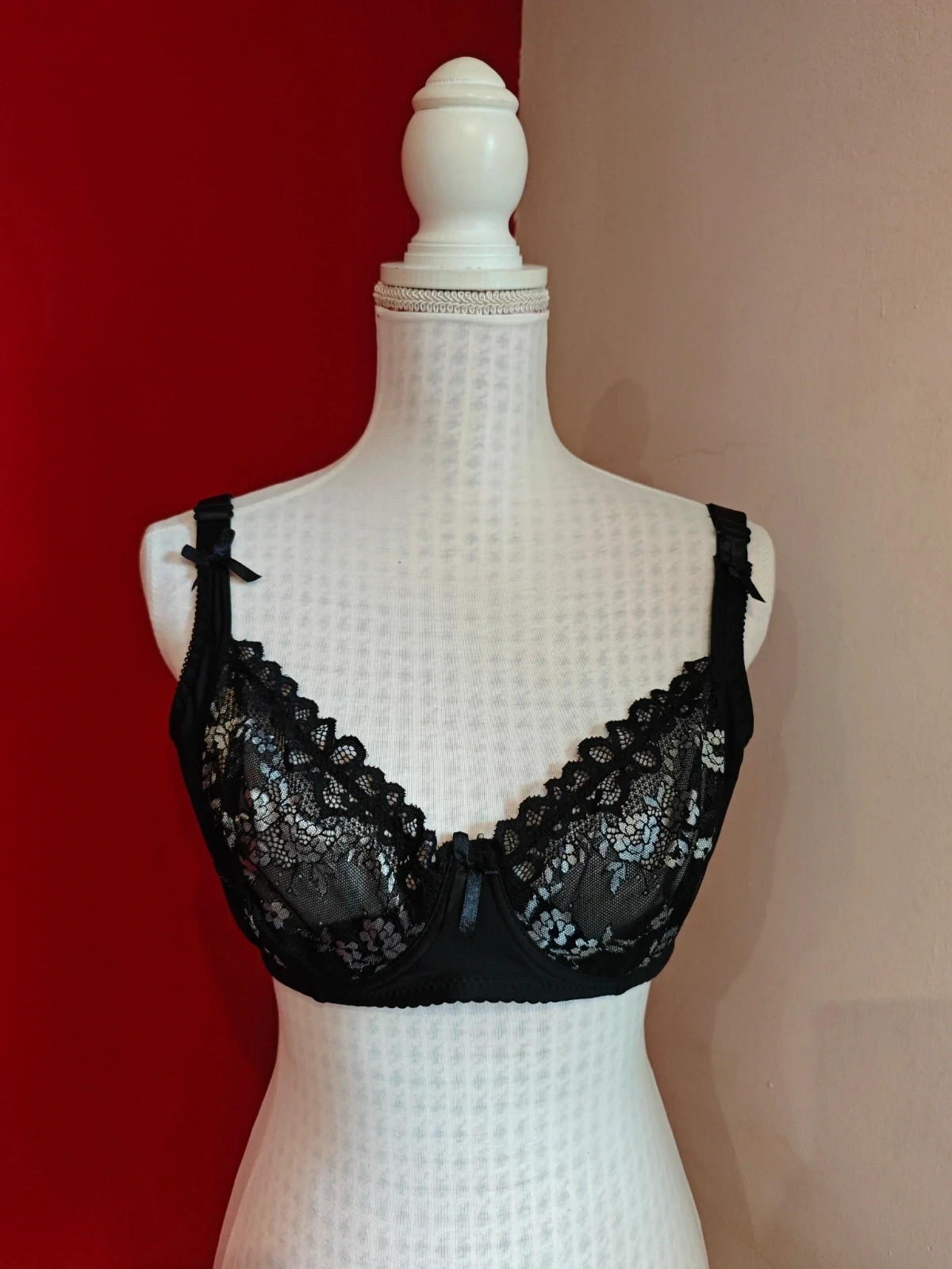 🌺Sujetador negro con copas de blonda negra y flores blancas