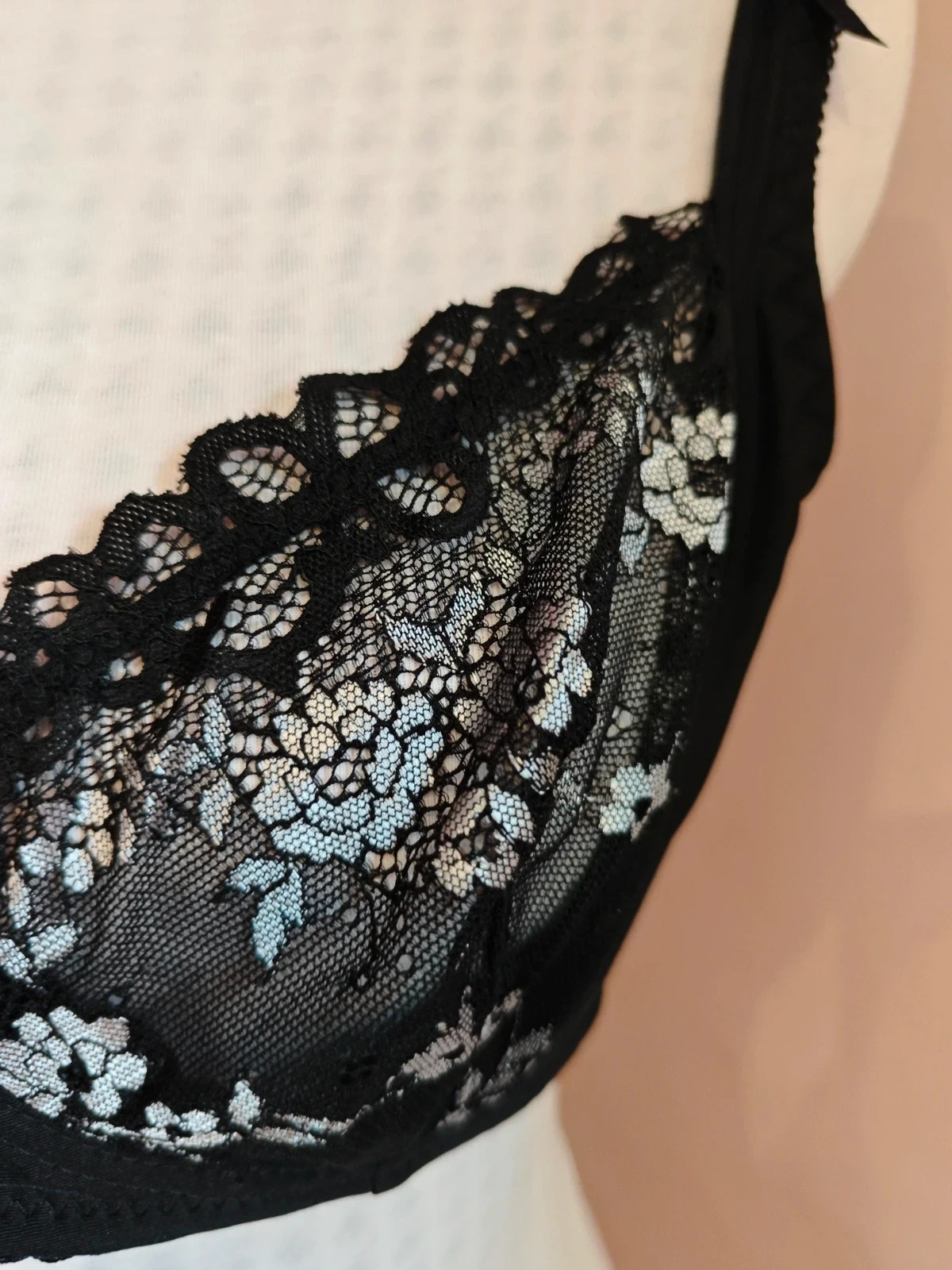 🌺Sujetador negro con copas de blonda negra y flores blancas – kalish – taille 100C 3
