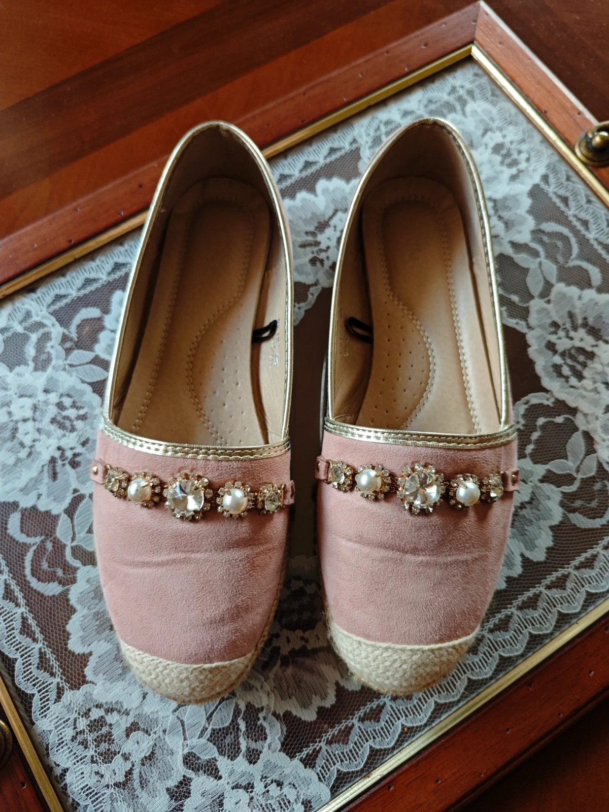 🌺Divinas zapatillas planas rosas con borde dorado y abalorios con perlas y brillantes – Vintage Dressing – taille 38
