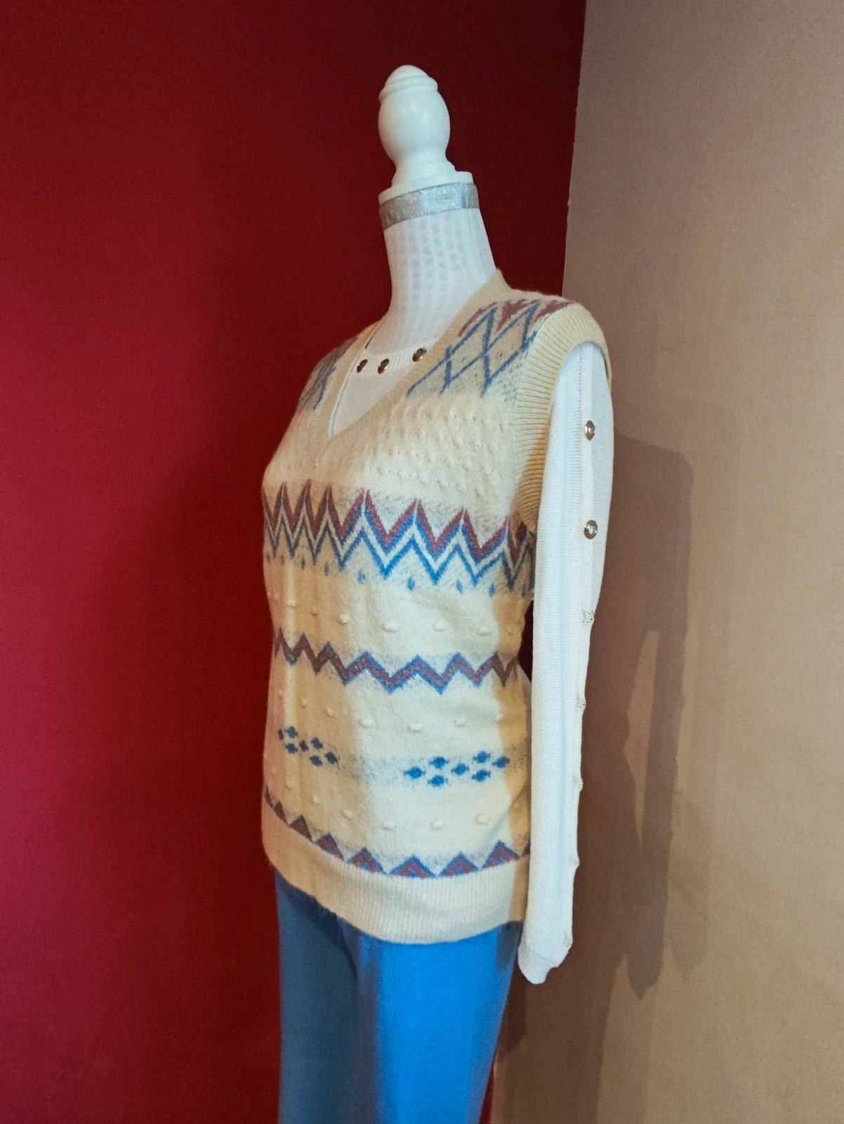 🌺 Bonito chaleco de punto muy suave beige con grecas azul y rosa