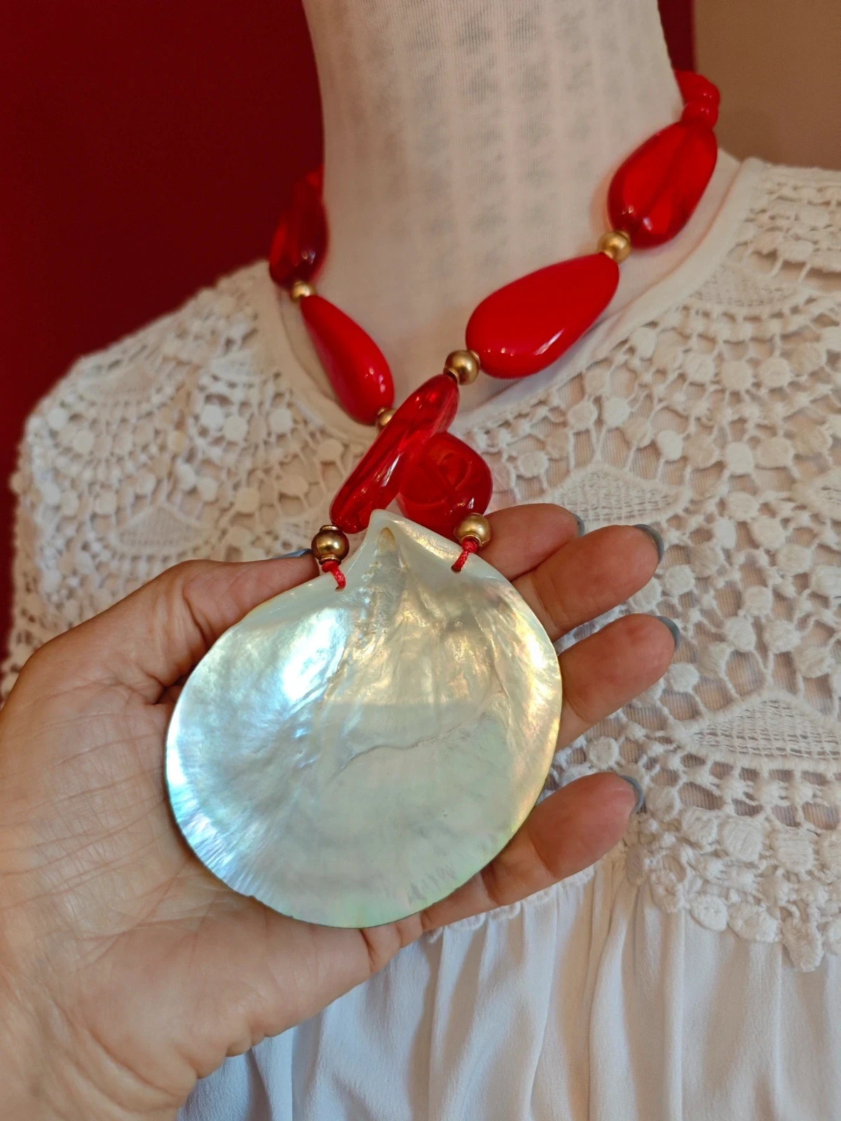 🌺 Original y bonito collar con abalorios rojos y colgante de gran concha – Bijou Brigitte 3