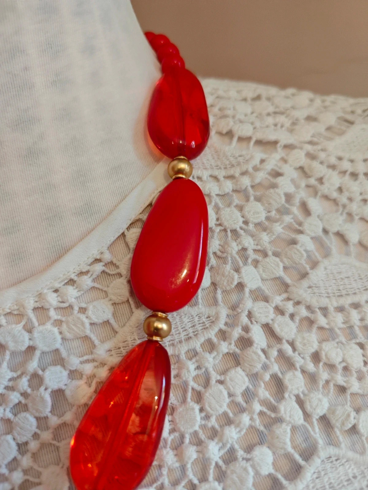 🌺 Original y bonito collar con abalorios rojos y colgante de gran concha – Bijou Brigitte 5