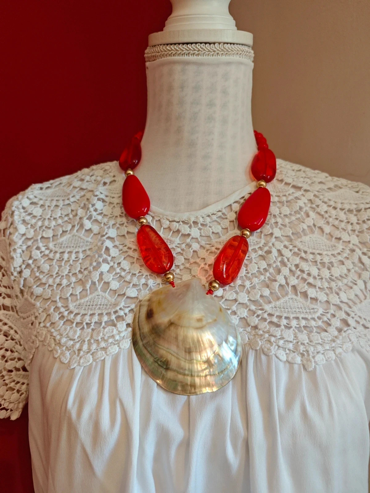 🌺 Original y bonito collar con abalorios rojos y colgante de gran concha