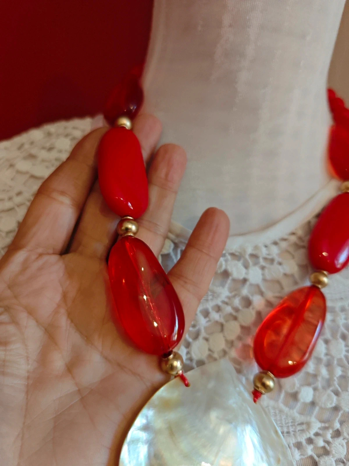 🌺 Original y bonito collar con abalorios rojos y colgante de gran concha – Bijou Brigitte 4
