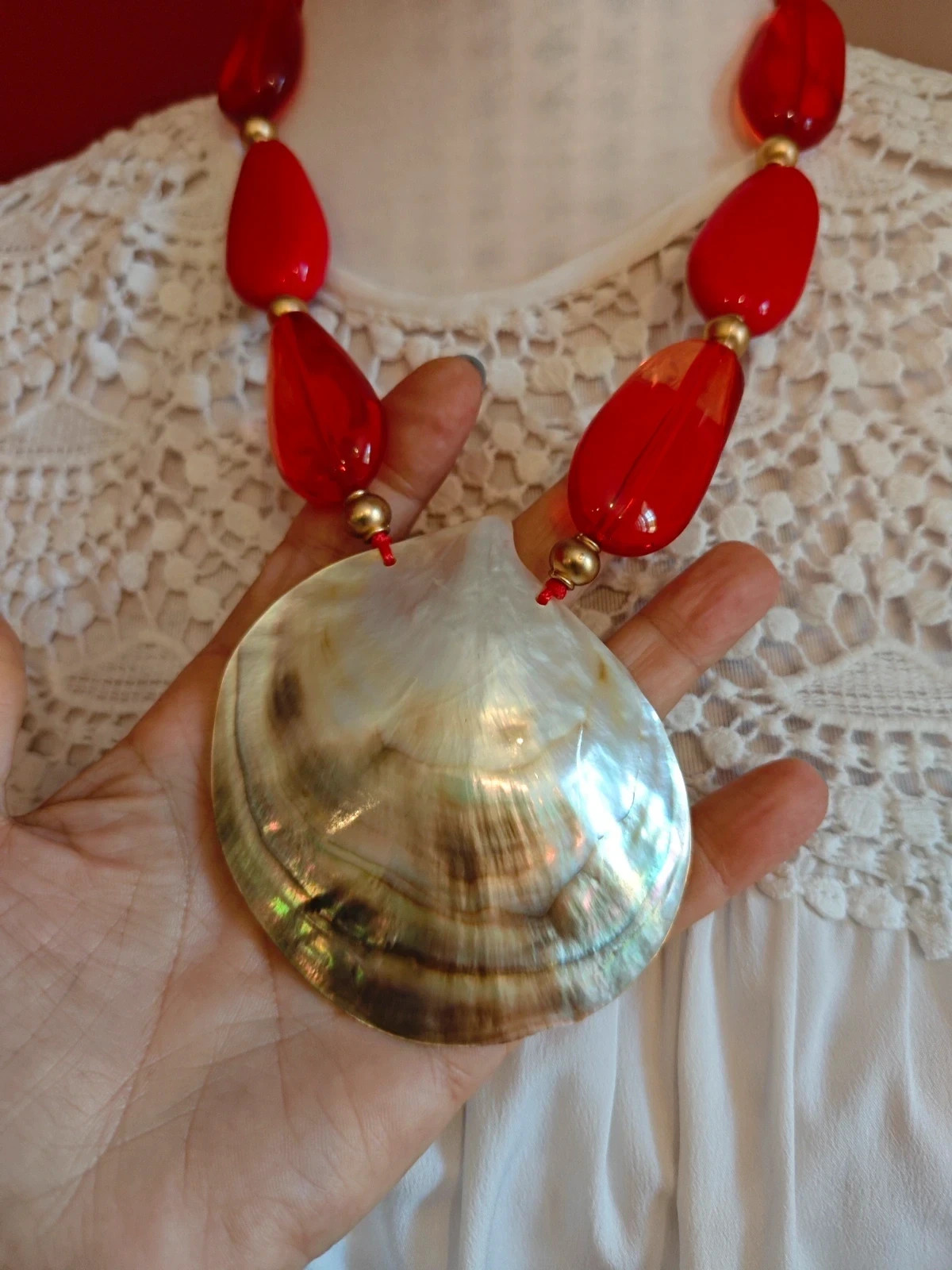 🌺 Original y bonito collar con abalorios rojos y colgante de gran concha – Bijou Brigitte 2
