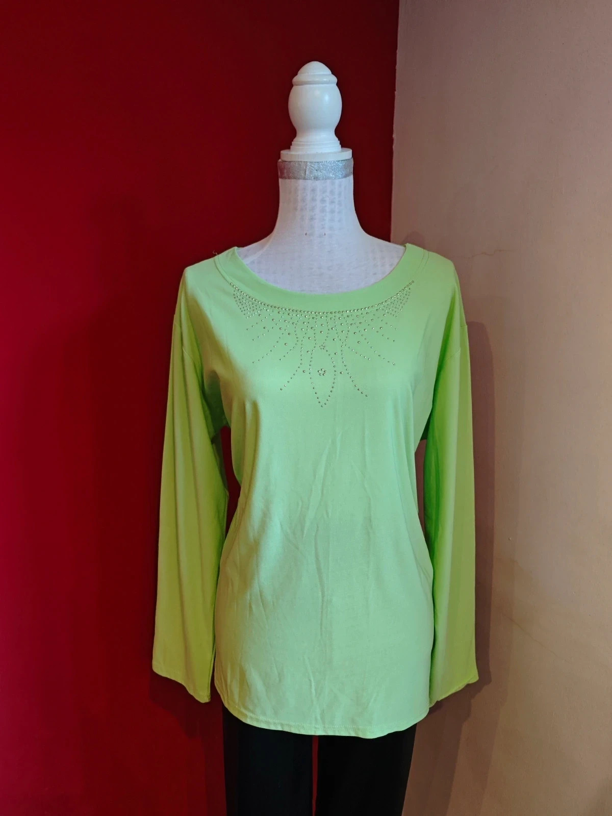 🌺 Bonita camiseta verde menta claro con brillantitos plateados en escote