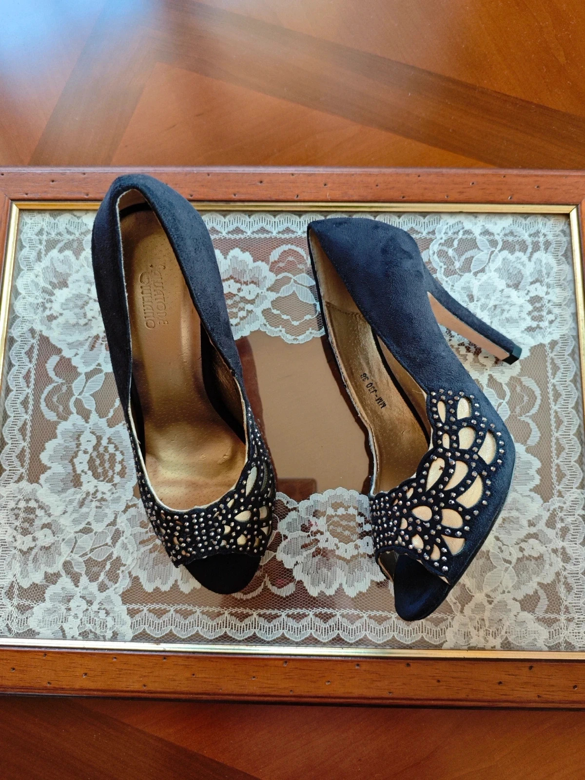 🌺 Preciosos zapatos de tacón peep toe de antelina negra con troquelado dorado y brillantes delante