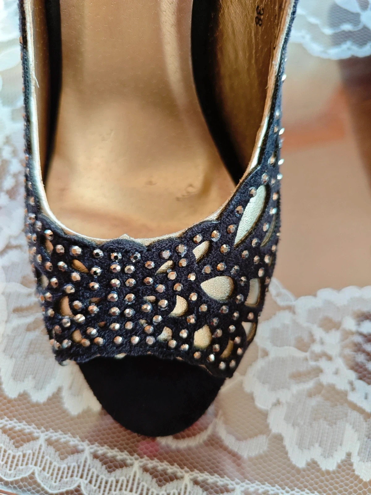🌺 Preciosos zapatos de tacón peep toe de antelina negra con troquelado dorado y brillantes delante – Salvatore Giuliano – taille 38 3