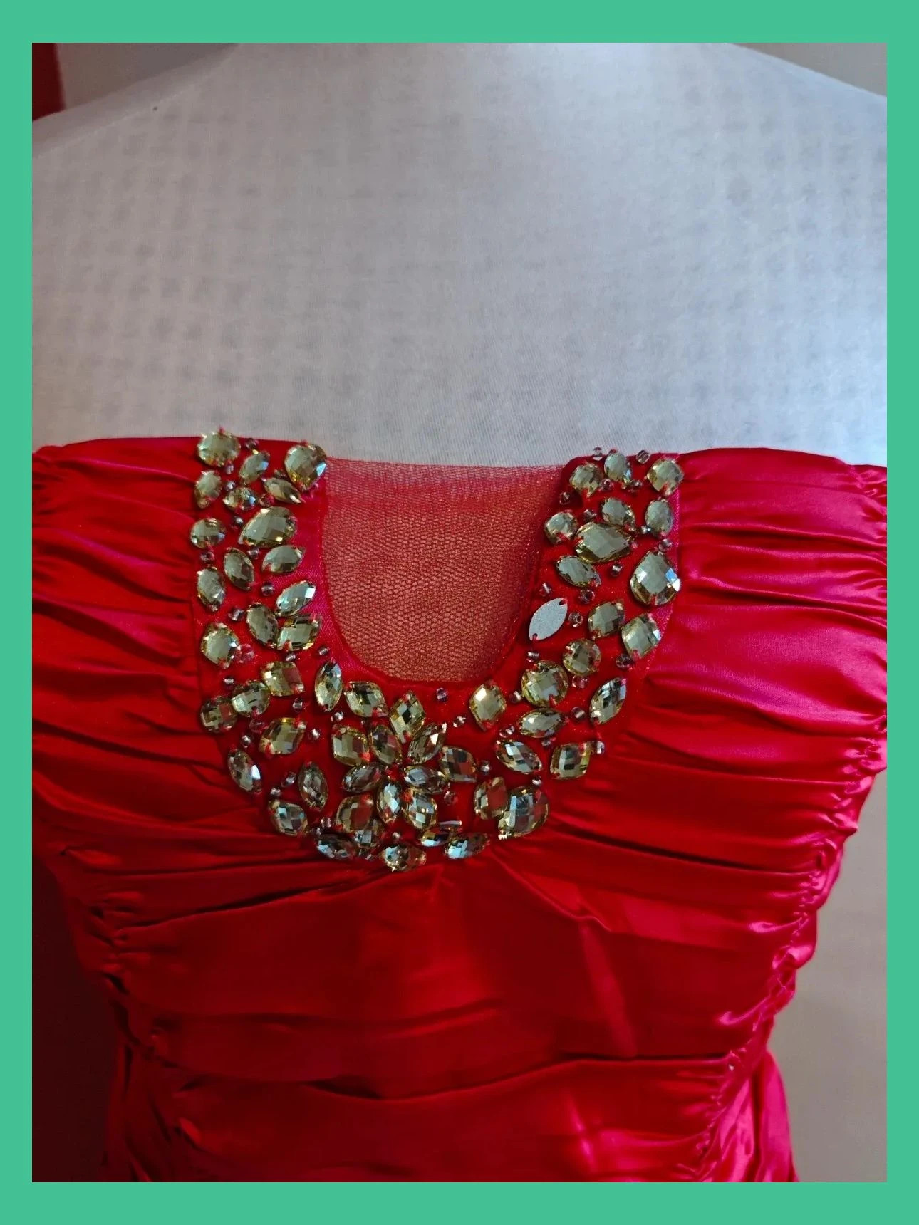 🌺Vestido vintage con escote palabra de honor de raso elástico rojo, drapeado y aplicación abalorios – Cherry Koko – taille S / 36 / 8 4