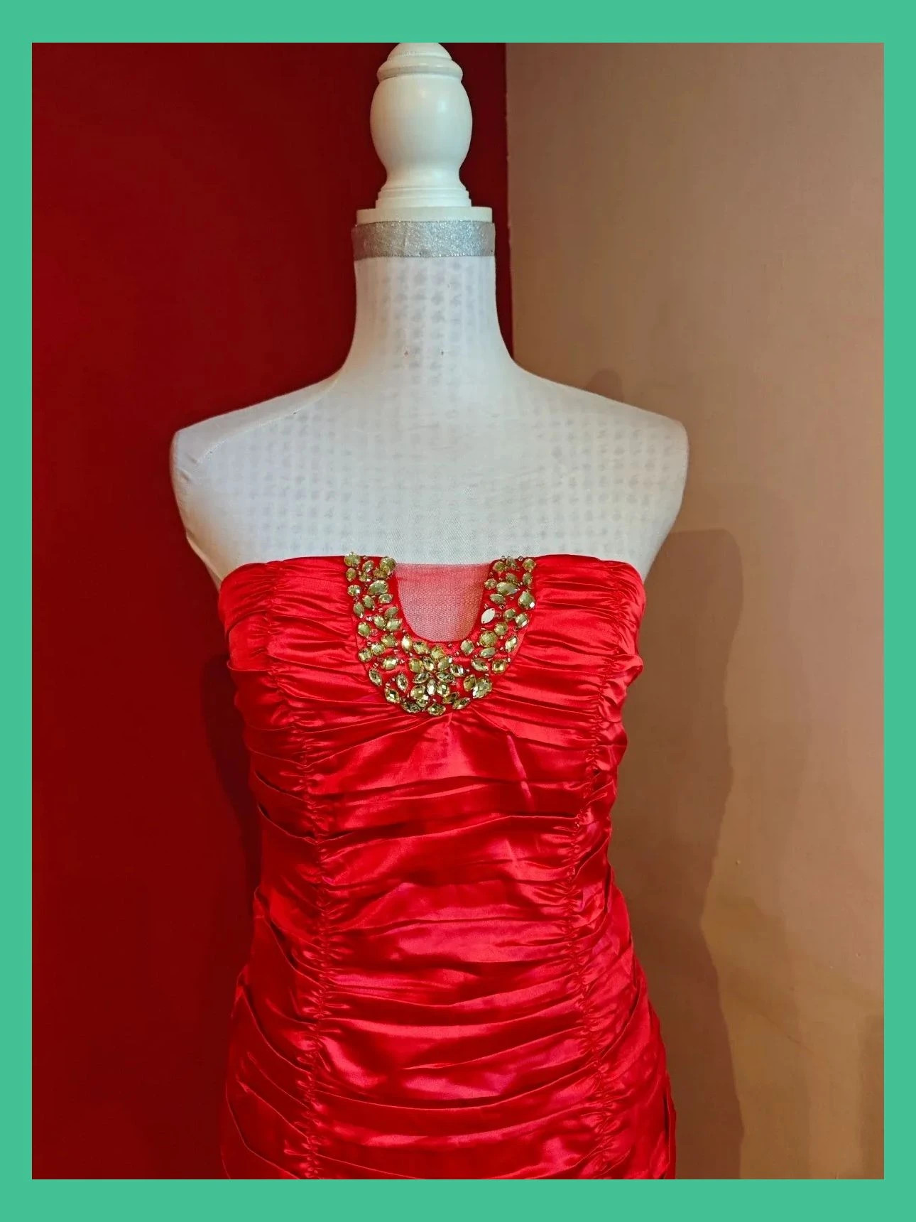 🌺Vestido vintage con escote palabra de honor de raso elástico rojo, drapeado y aplicación abalorios – Cherry Koko – taille S / 36 / 8 3
