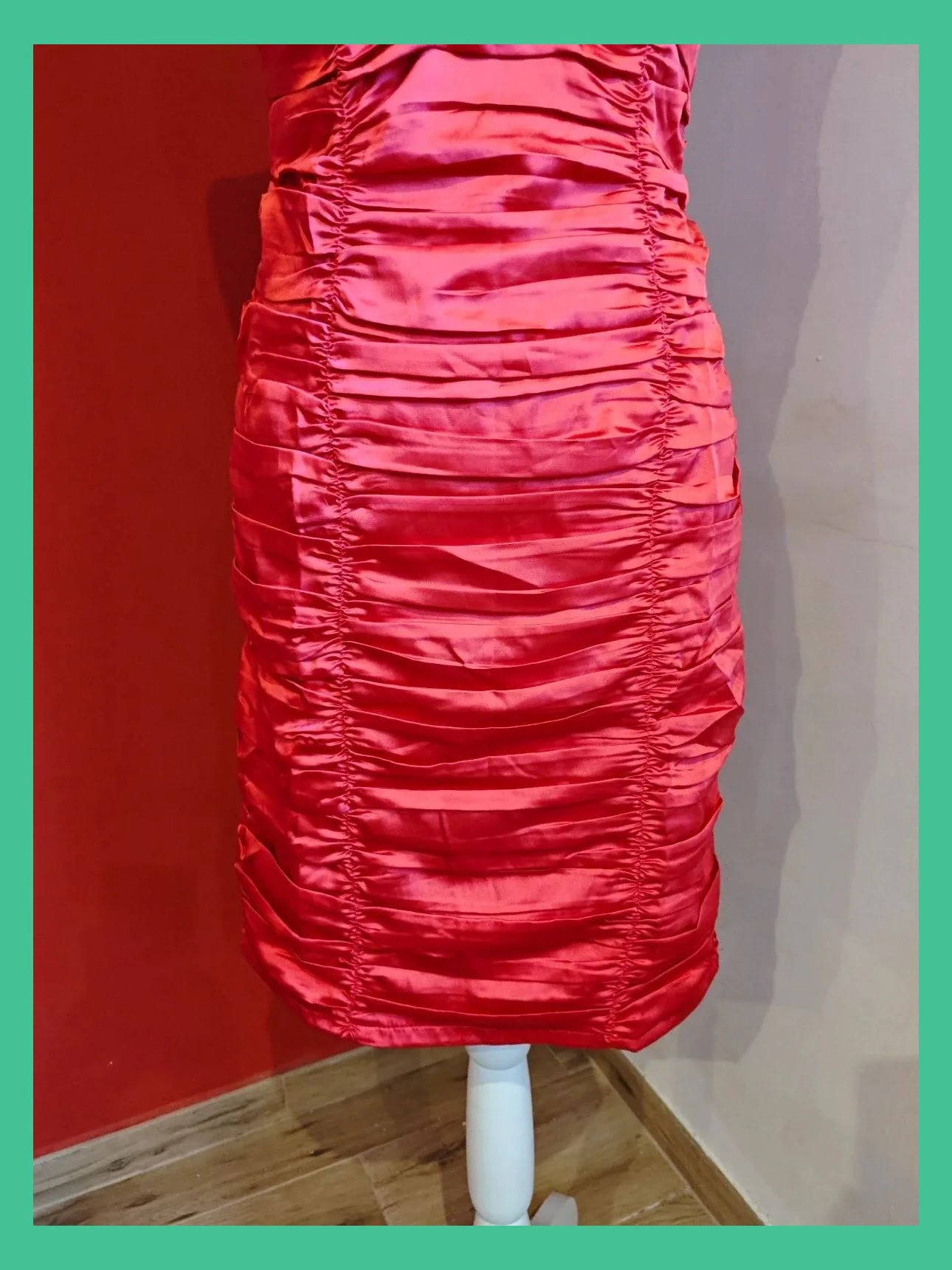 🌺Vestido vintage con escote palabra de honor de raso elástico rojo, drapeado y aplicación abalorios – Cherry Koko – taille S / 36 / 8 5