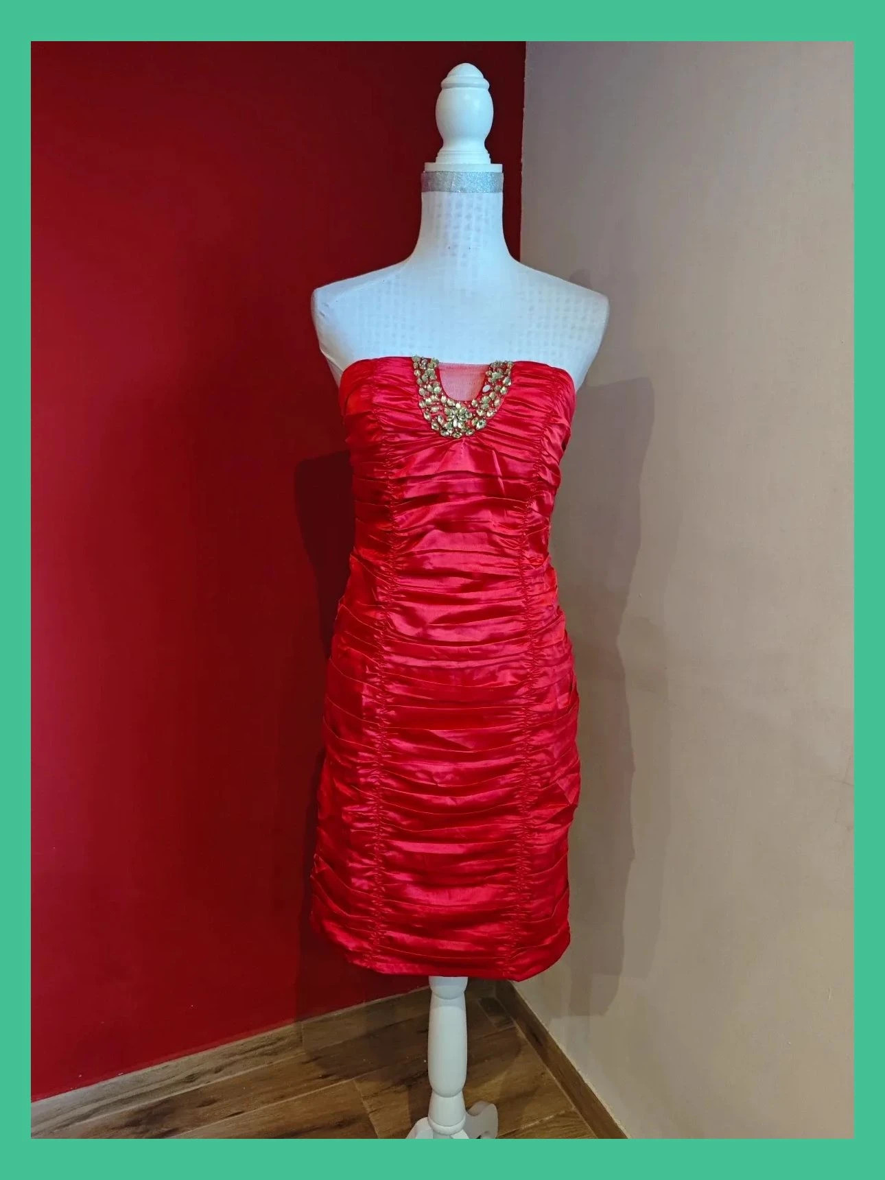 🌺Vestido vintage con escote palabra de honor de raso elástico rojo, drapeado y aplicación abalorios