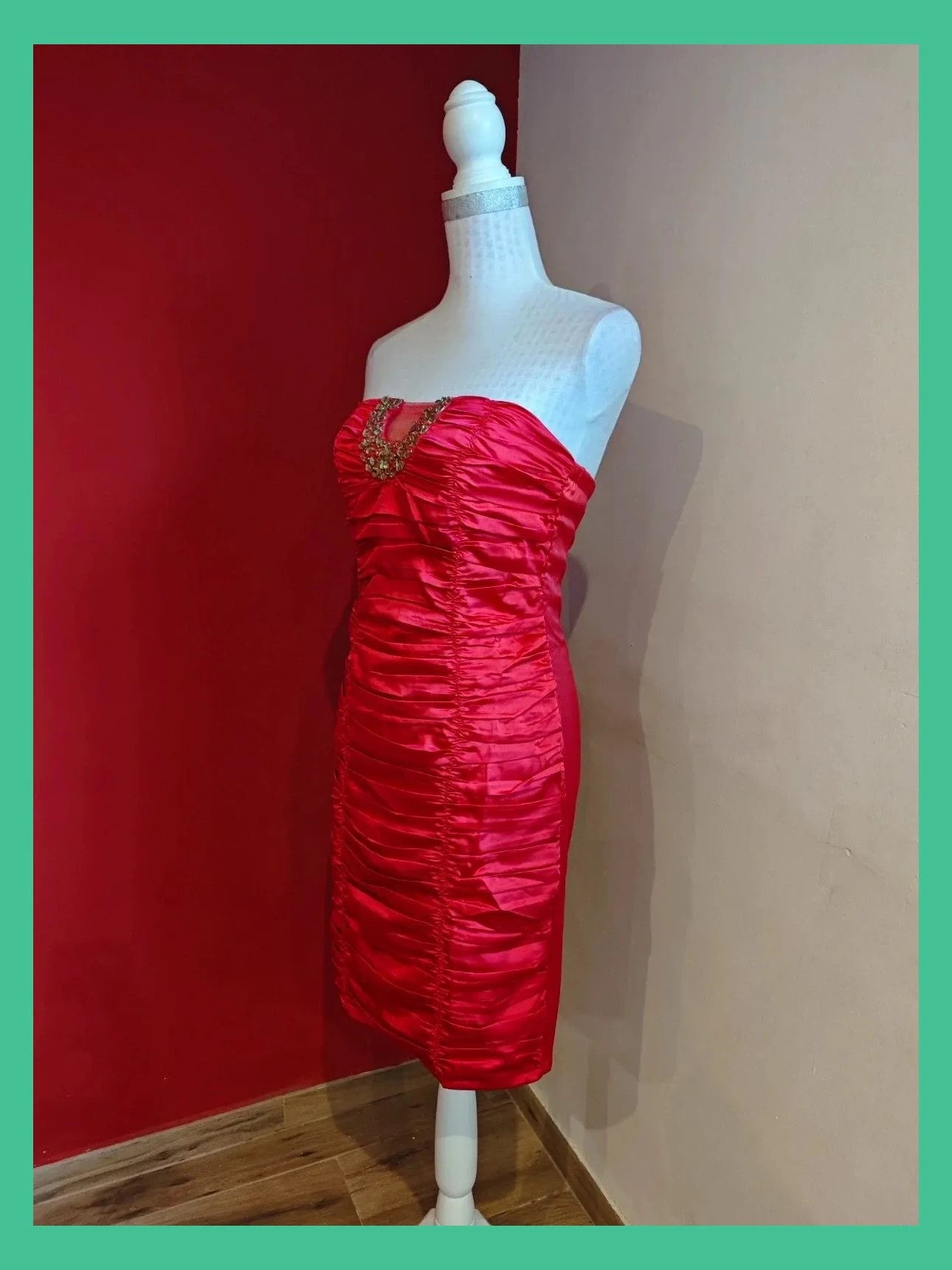 🌺Vestido vintage con escote palabra de honor de raso elástico rojo, drapeado y aplicación abalorios – Cherry Koko – taille S / 36 / 8 2