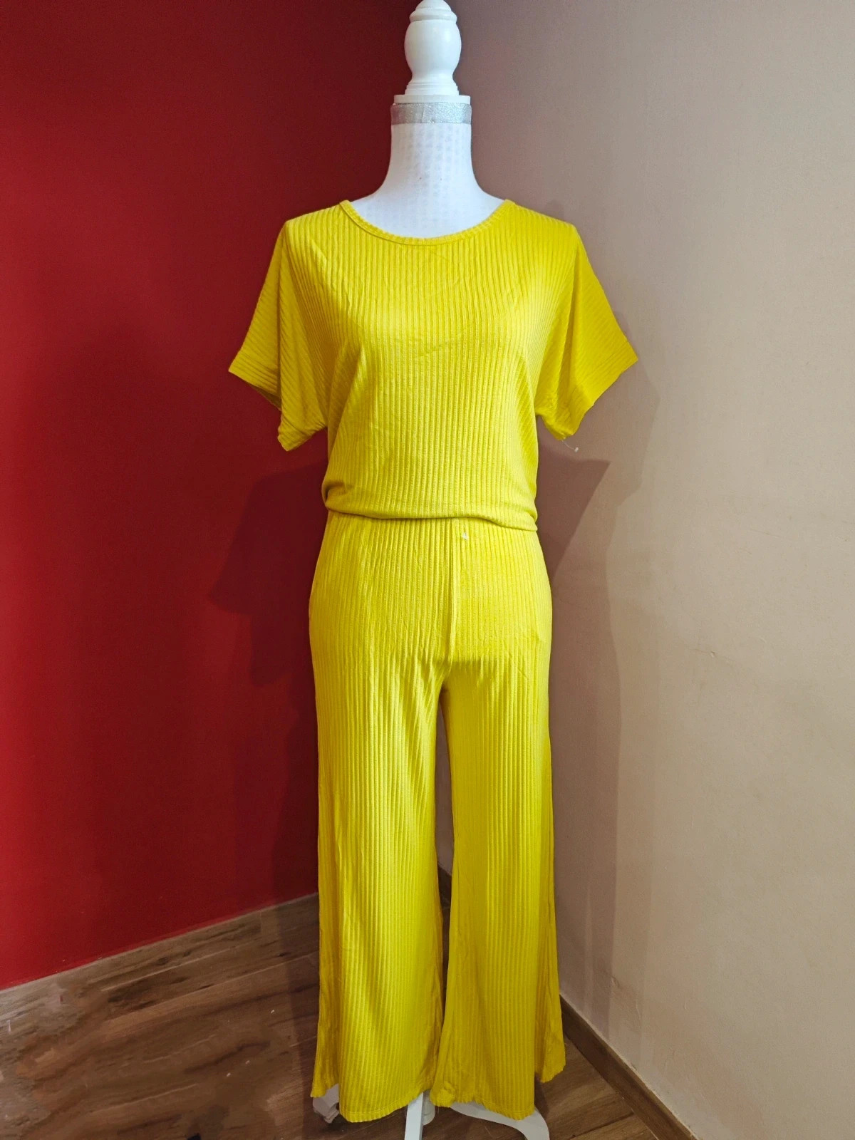 🌺 Bonito conjunto de top y pantalón de punto acanalado amarillo con aro dorado en espalda, talla 44
