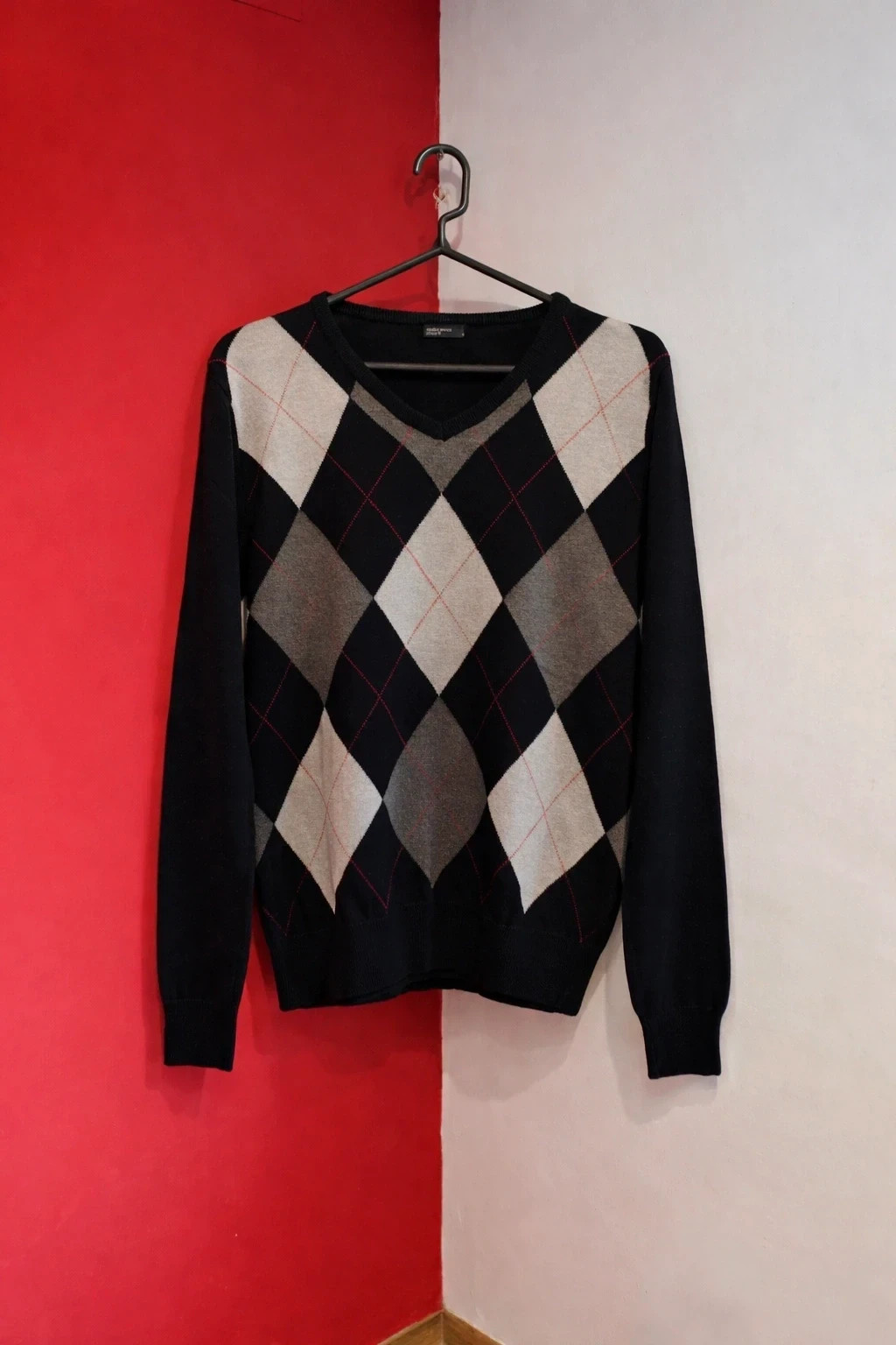 🌺 Jersey de algodón con cuello de pico negro con rombos tonos grises y negros en la parte delantera