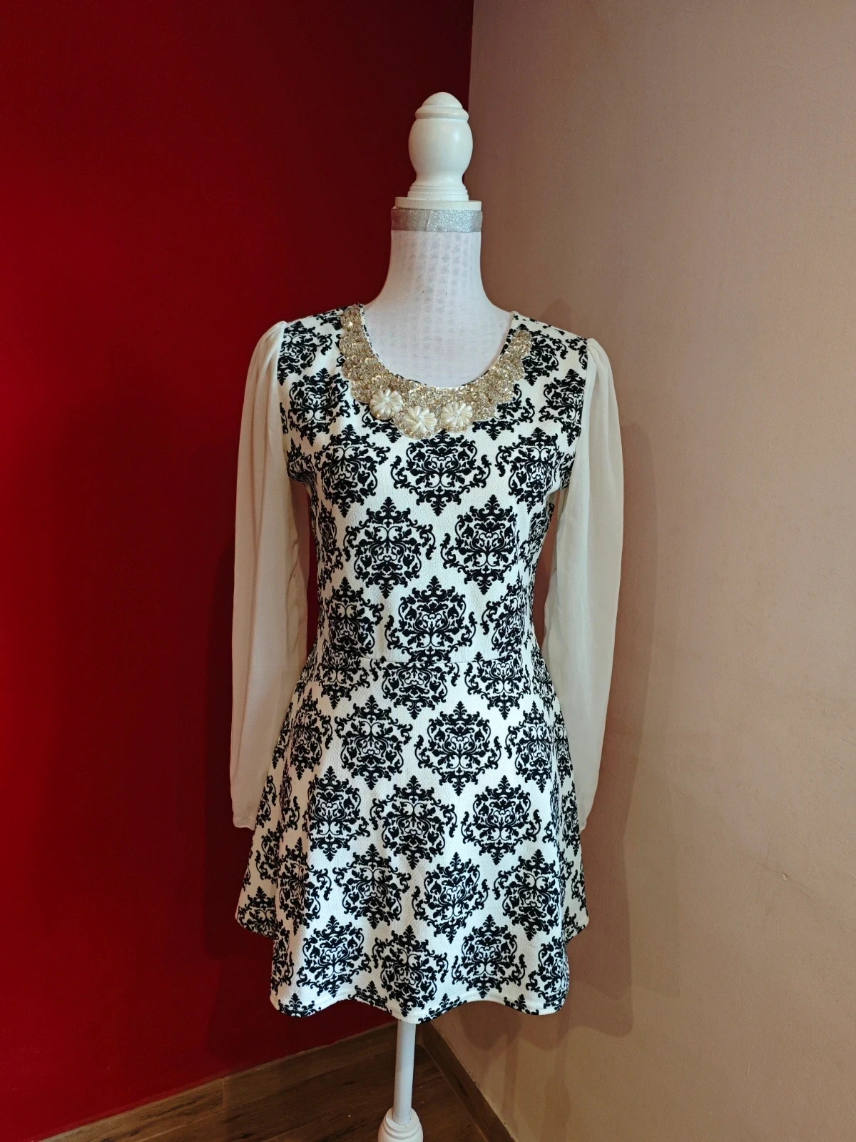 🌺 Original vestido estampado damasco blanco y negro con aplicación collar de perlas y lentejuelas – Miss 83 – taille L / 40 / 12 2