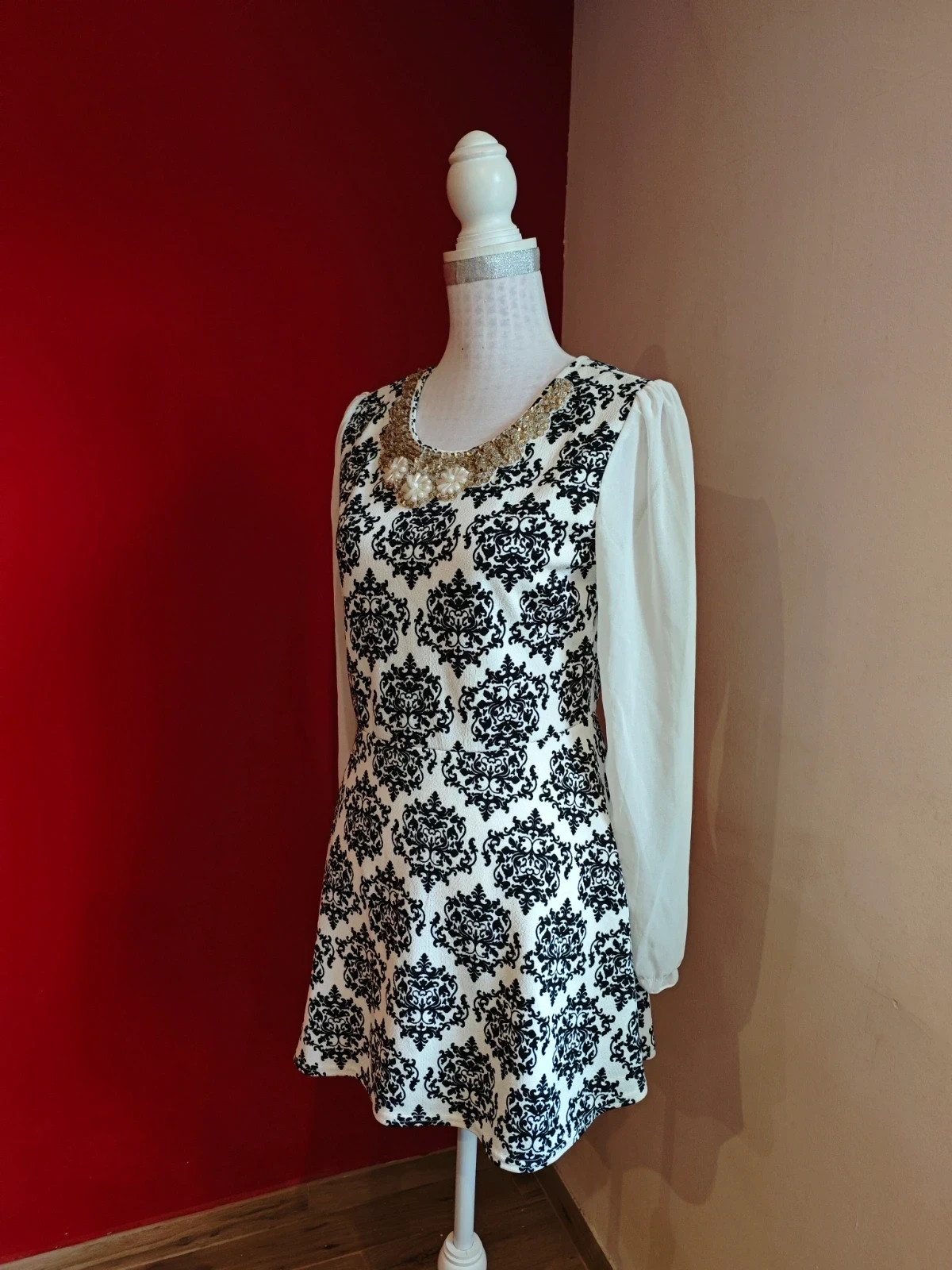 🌺 Original vestido estampado damasco blanco y negro con aplicación collar de perlas y lentejuelas