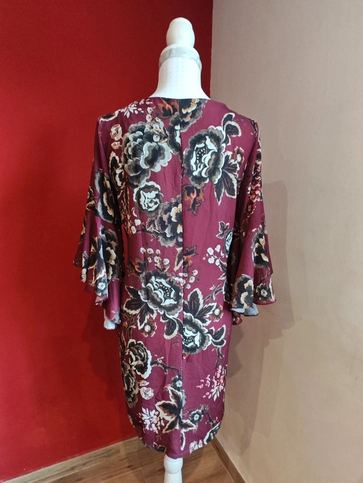 🌺 Bonito vestido granate con estampado floral y mangas con volantes – taille XXL / 44 / 16 5