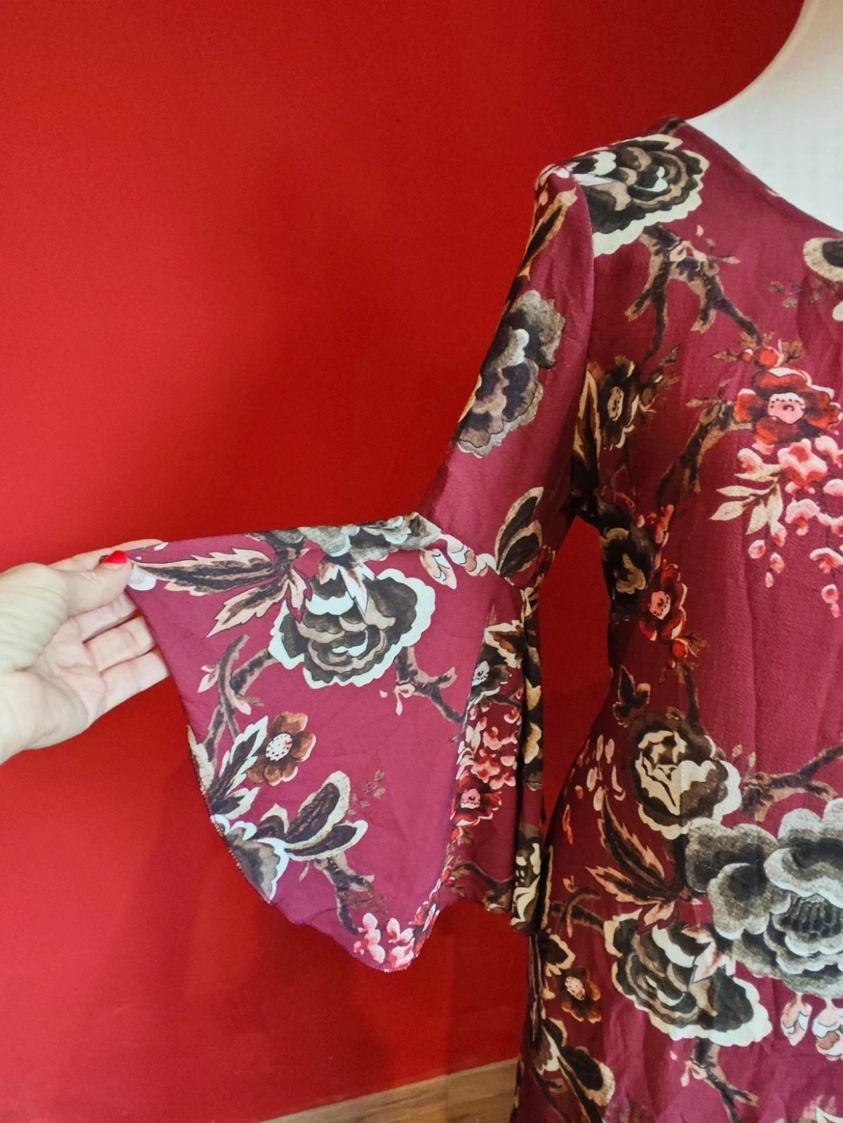 🌺 Bonito vestido granate con estampado floral y mangas con volantes – taille XXL / 44 / 16 3