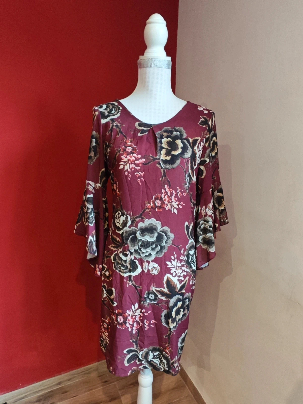 🌺 Bonito vestido granate con estampado floral y mangas con volantes – taille XXL / 44 / 16