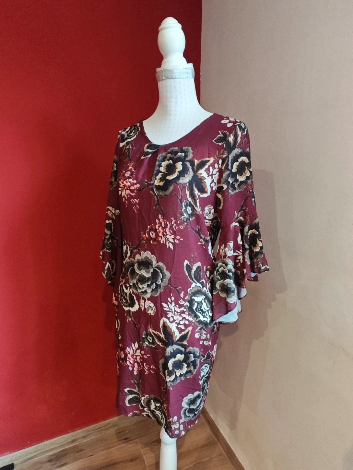 🌺 Bonito vestido granate con estampado floral y mangas con volantes – taille XXL / 44 / 16 2