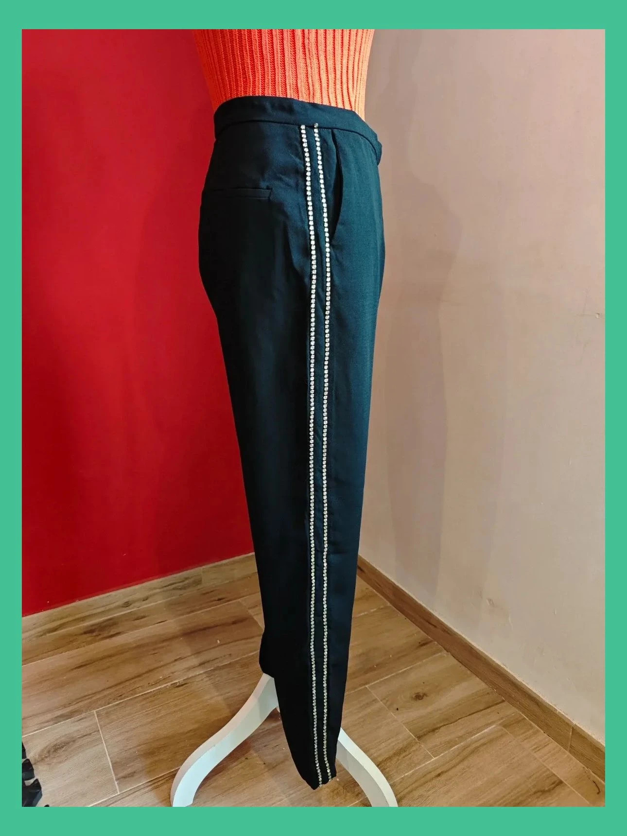 🌺Elegante pantalón negro de tela fina con dos tiras de brillantes en laterales, talla S – Sweewë – taille S / 36 / 8 4