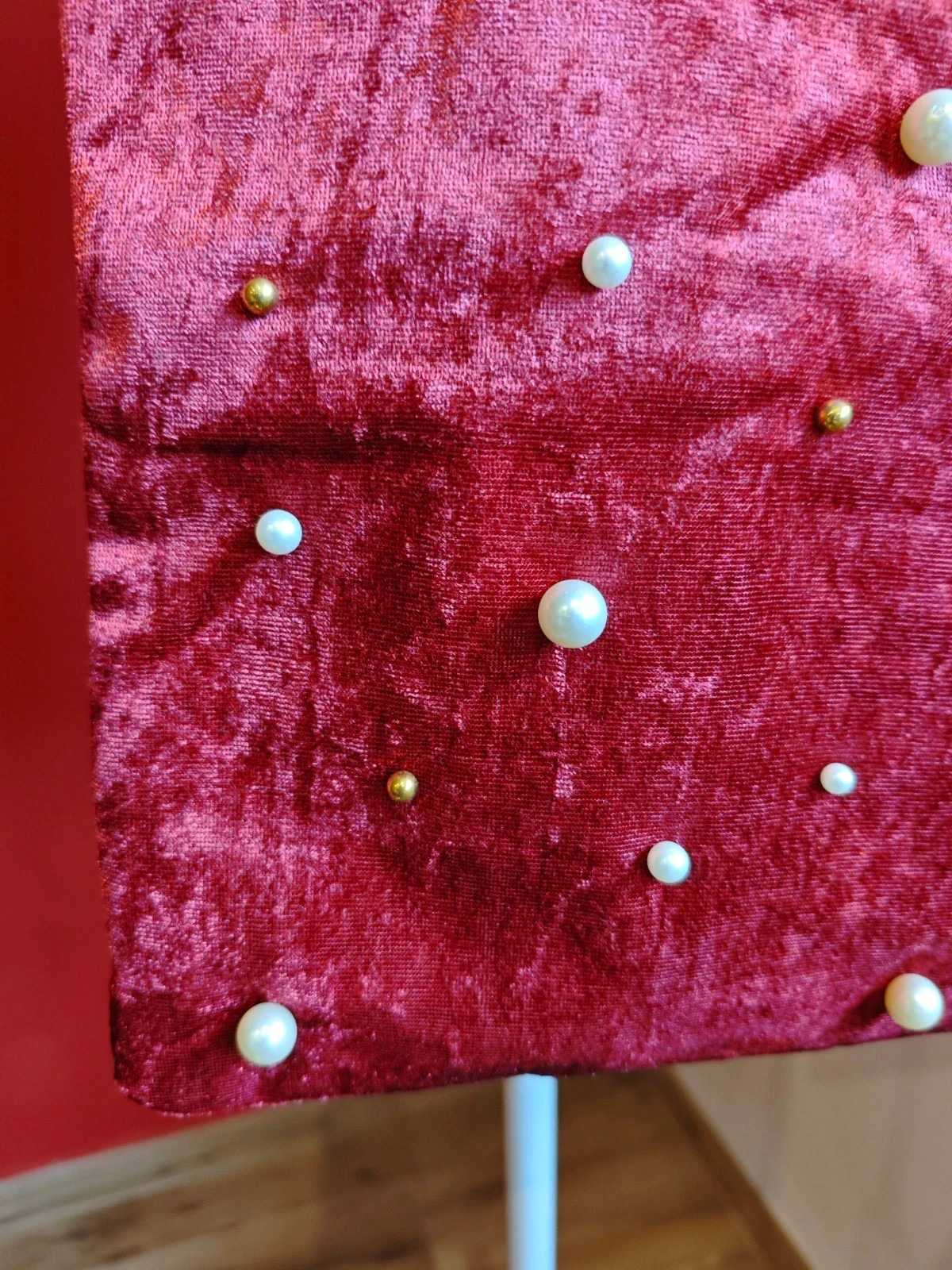 🌺 Precioso bolso de terciopelo granate con perlas y bolitas doradas – Angelina 2