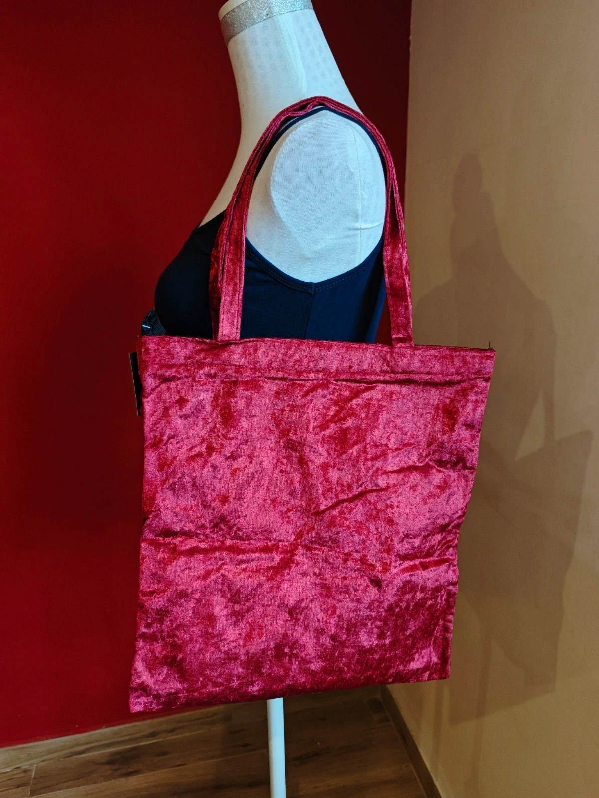 🌺 Precioso bolso de terciopelo granate con perlas y bolitas doradas – Angelina 4