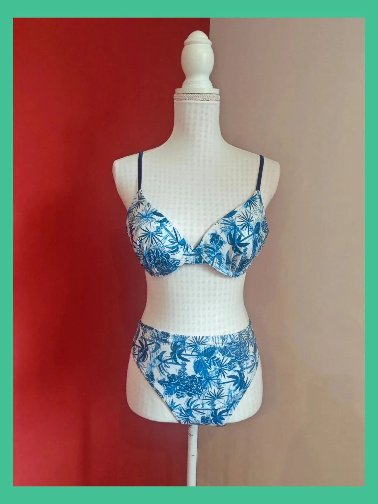 🌺 Bikini blanco con estampado floral tonos azules