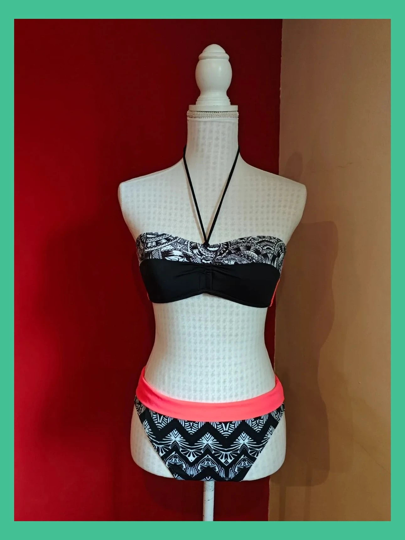 🌺 Precioso bikini bandeau estampado tribal blanco y negro con coral vibrante