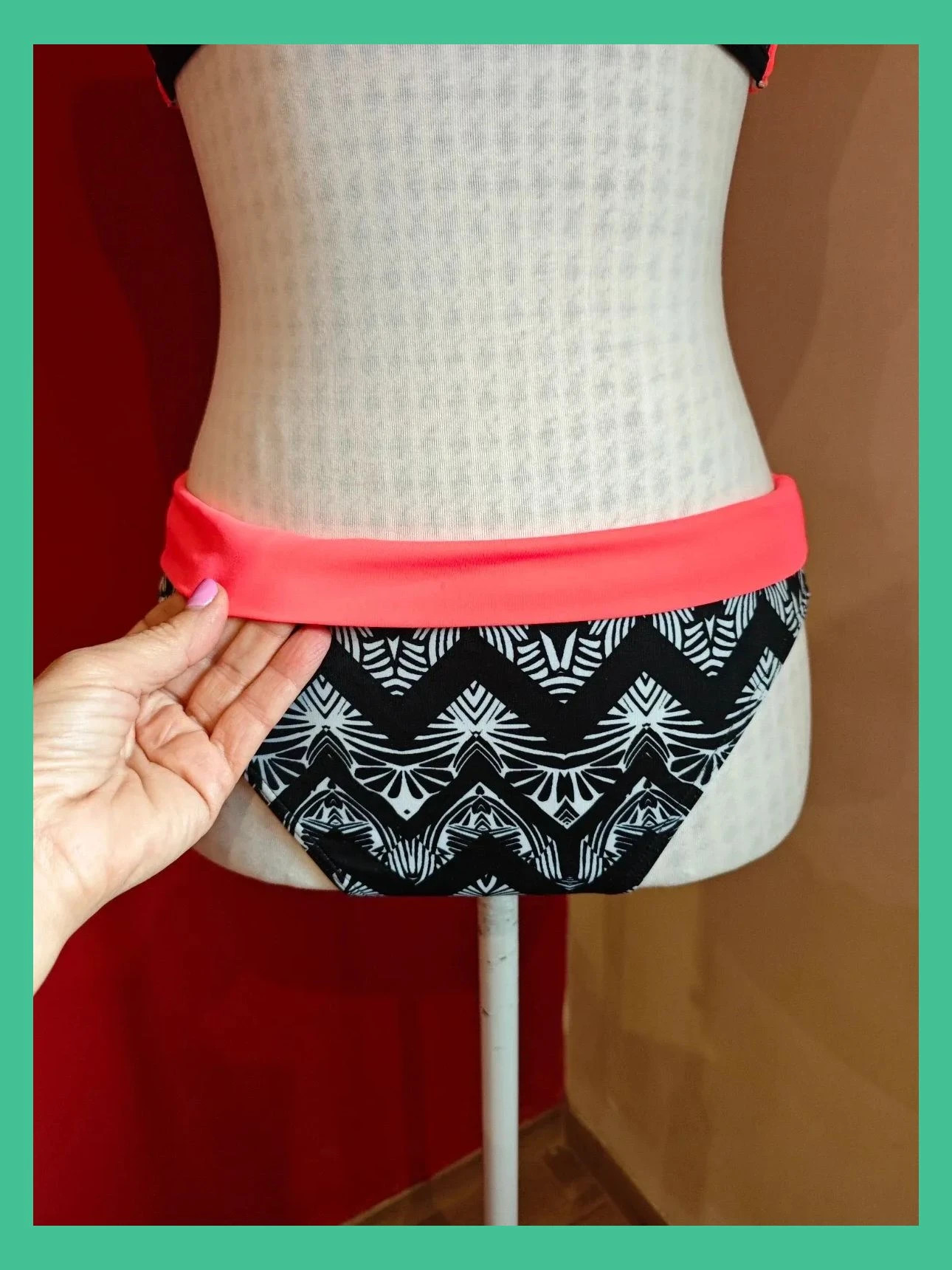 🌺 Precioso bikini bandeau estampado tribal blanco y negro con coral vibrante – Olaian – taille M / 38 / 10 5