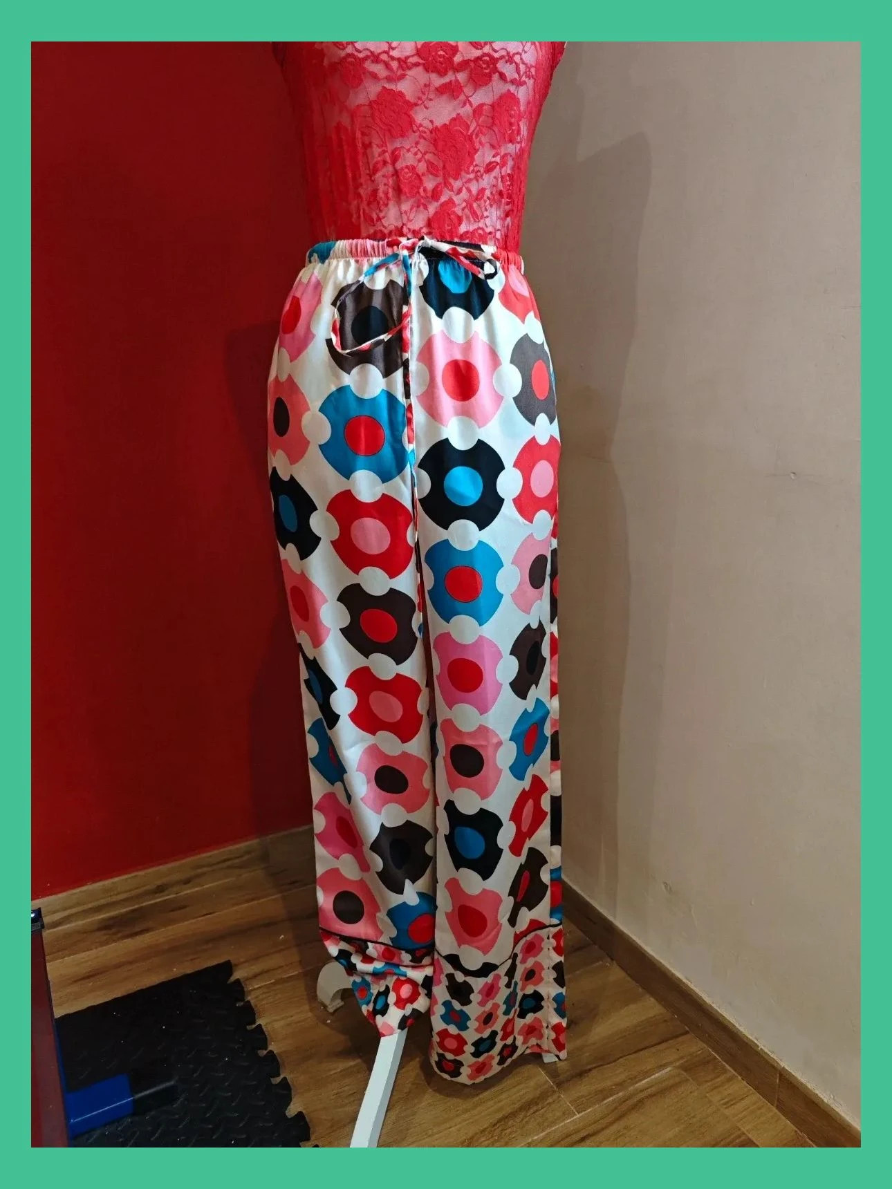 🌺 Bonito pantalón ancho de raso estampado con flores multicolor, talla S