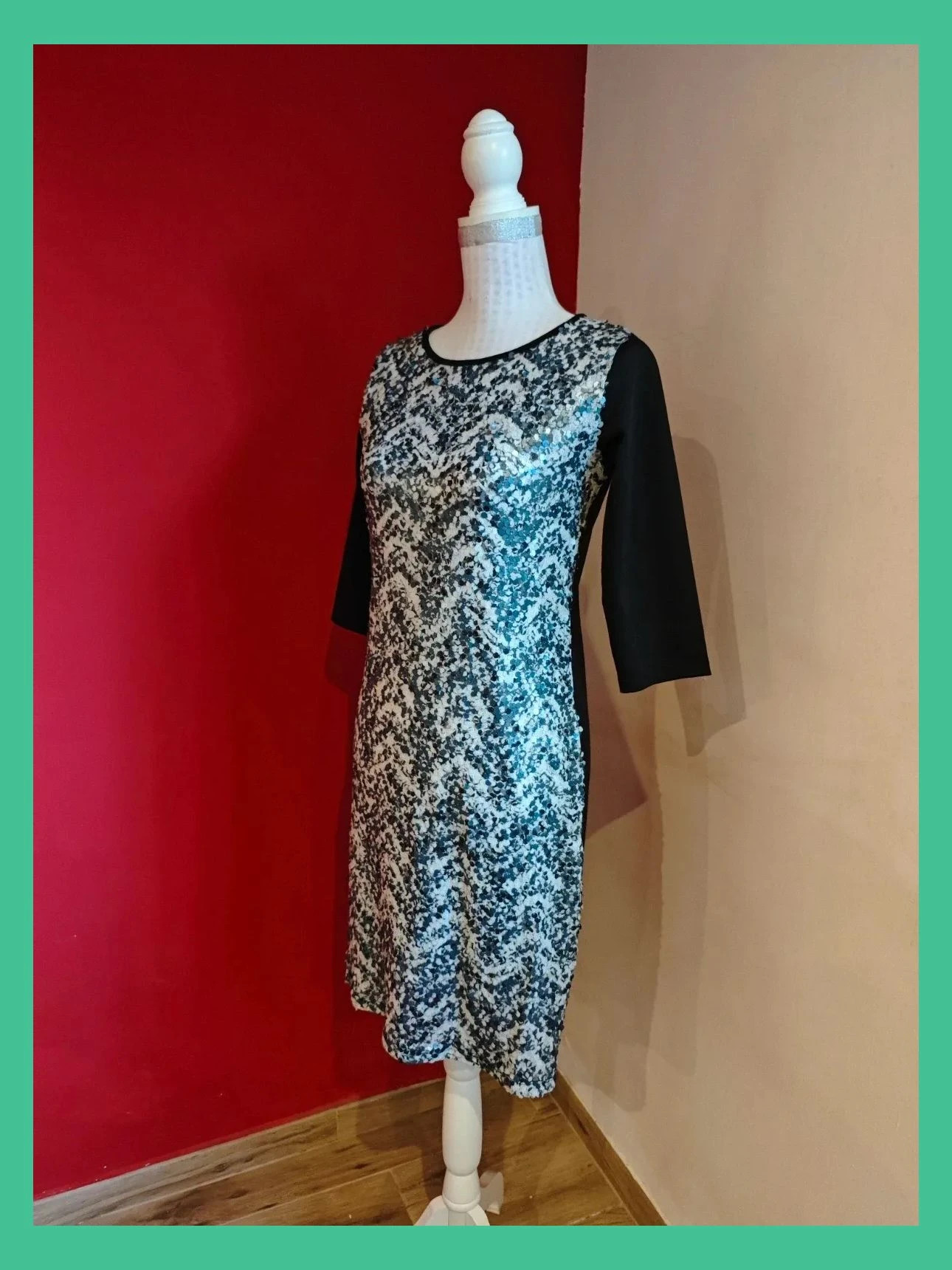 🌺 Vestido color negro con el frente de gasa blanca cubierta de lentejuelas plateadas y blancas