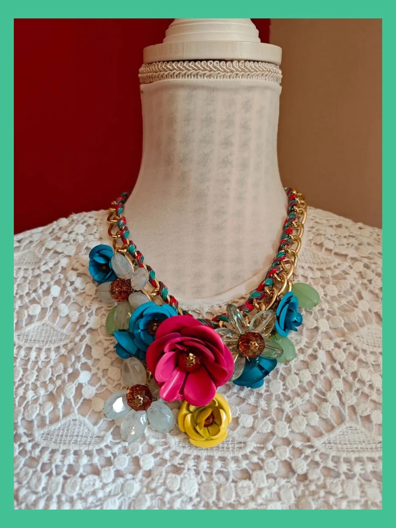 🌺 Divino collar de cadena dorada con hermosas flores y abalorios de colores