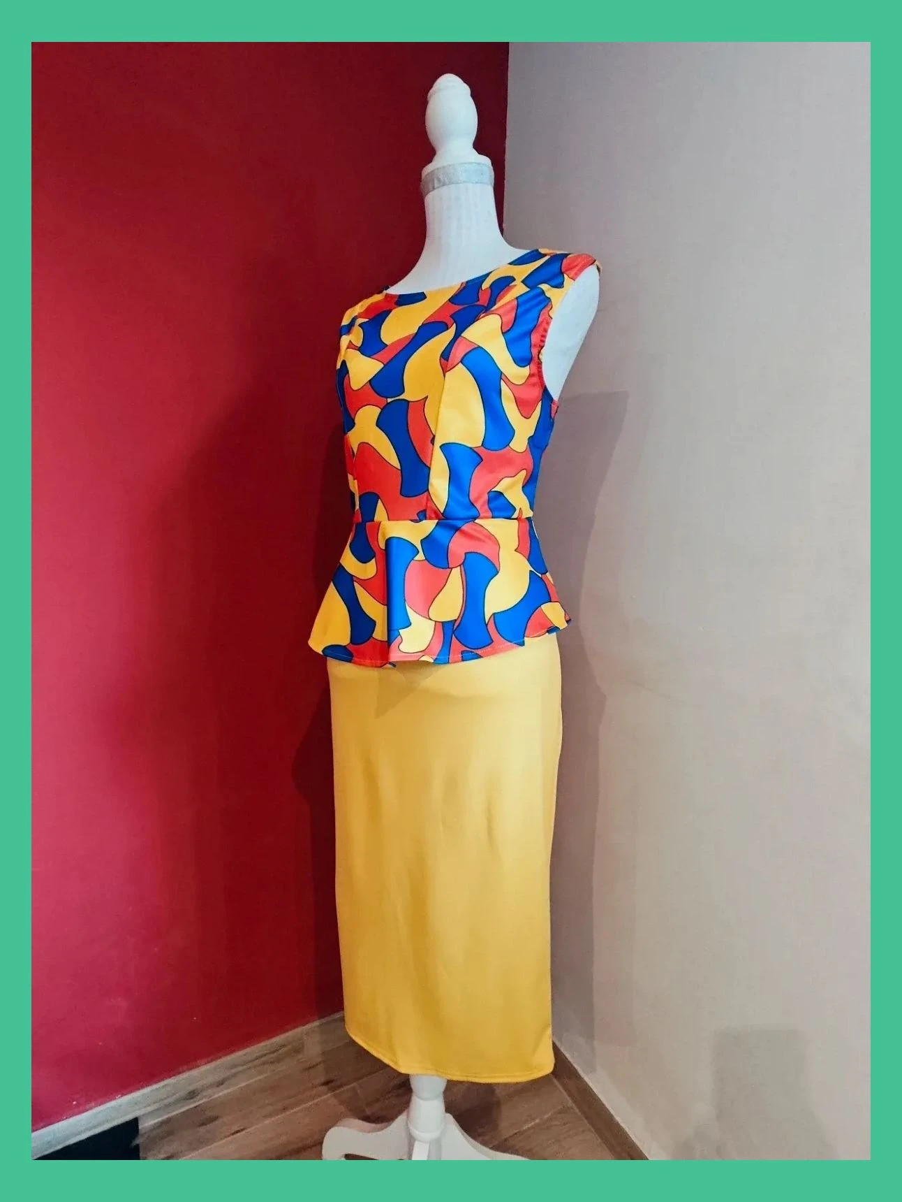 🌺 Vestido entallado con volante en cintura, estampado multicolor arriba y falda amarilla
