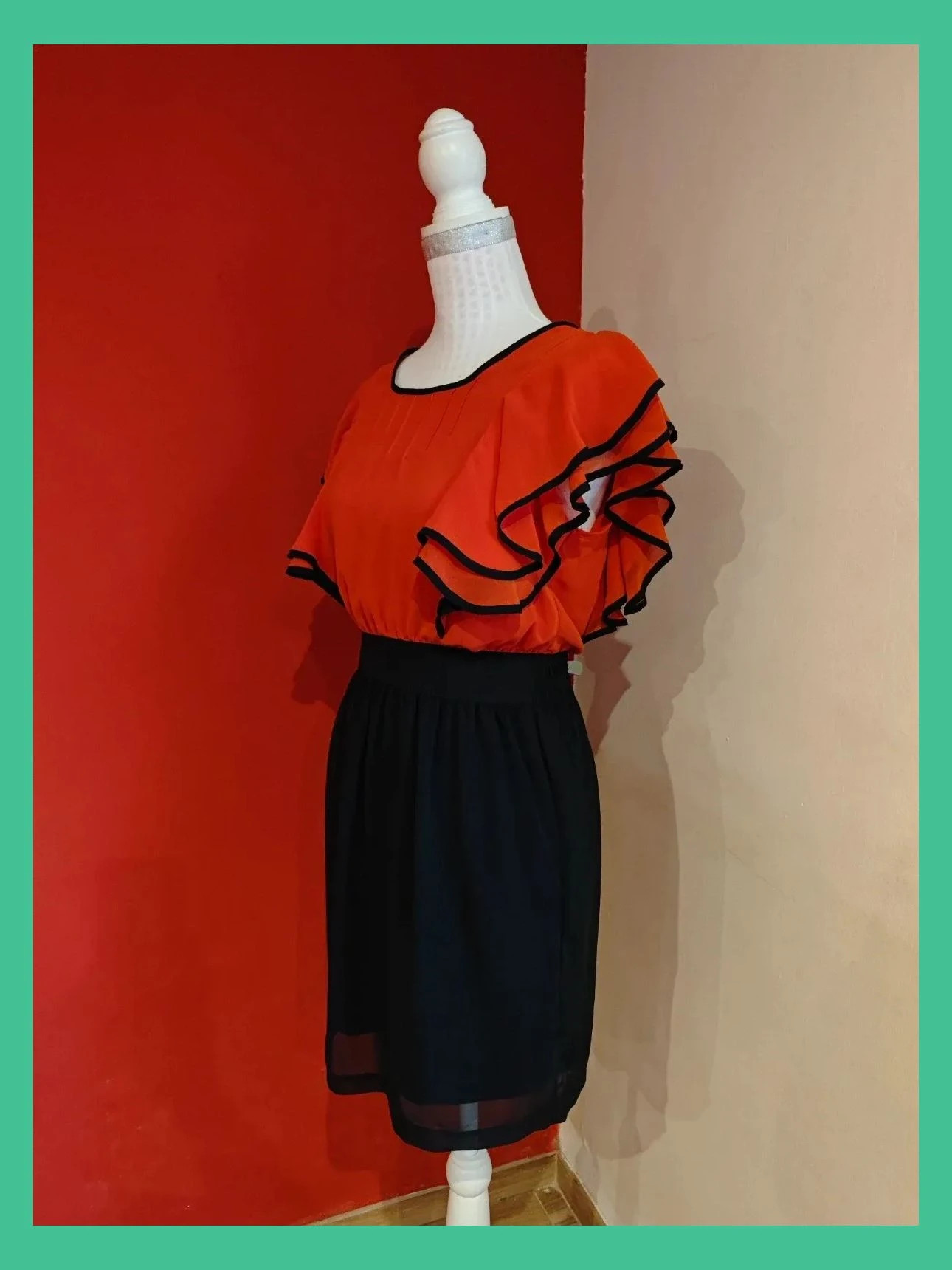 🌺 Elegante vestido vintage de gasa roja arriba y falda negra, con volantes ribeteados de negro