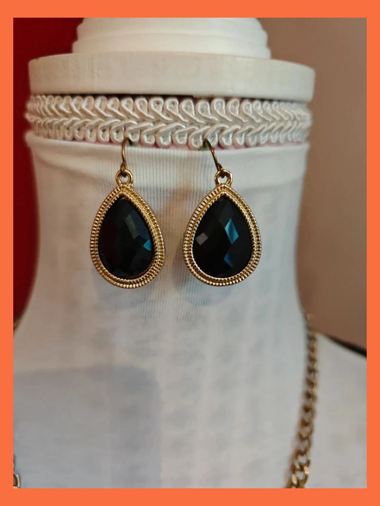 🌺Precioso conjunto de gargantilla y pendientes con piezas negras sobre dorado – Bijou Brigitte 4