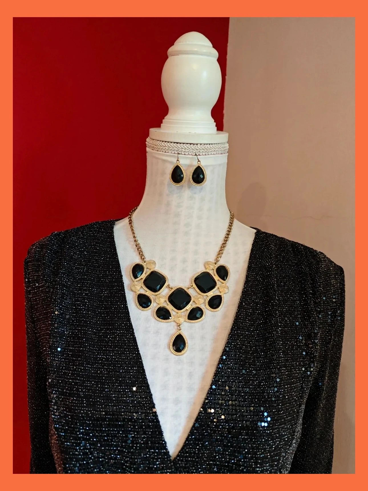 🌺Precioso conjunto de gargantilla y pendientes con piezas negras sobre dorado