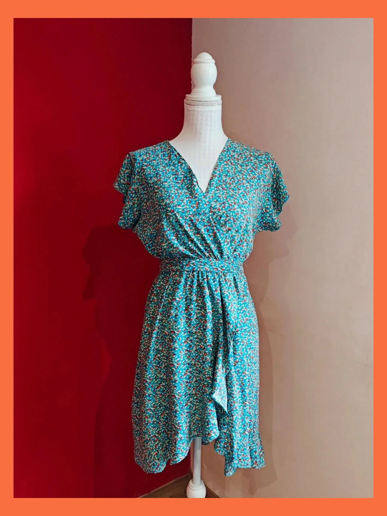 🌺 Vestido ligero azul con florecitas cruzado delante con lazo alrededor de la cintura