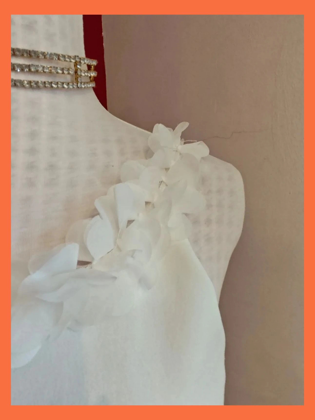 🎁 Espectacular vestido blanco con flores de gasa en escote y tirante trasero – Vintage Girl – taille S / 36 / 8 5