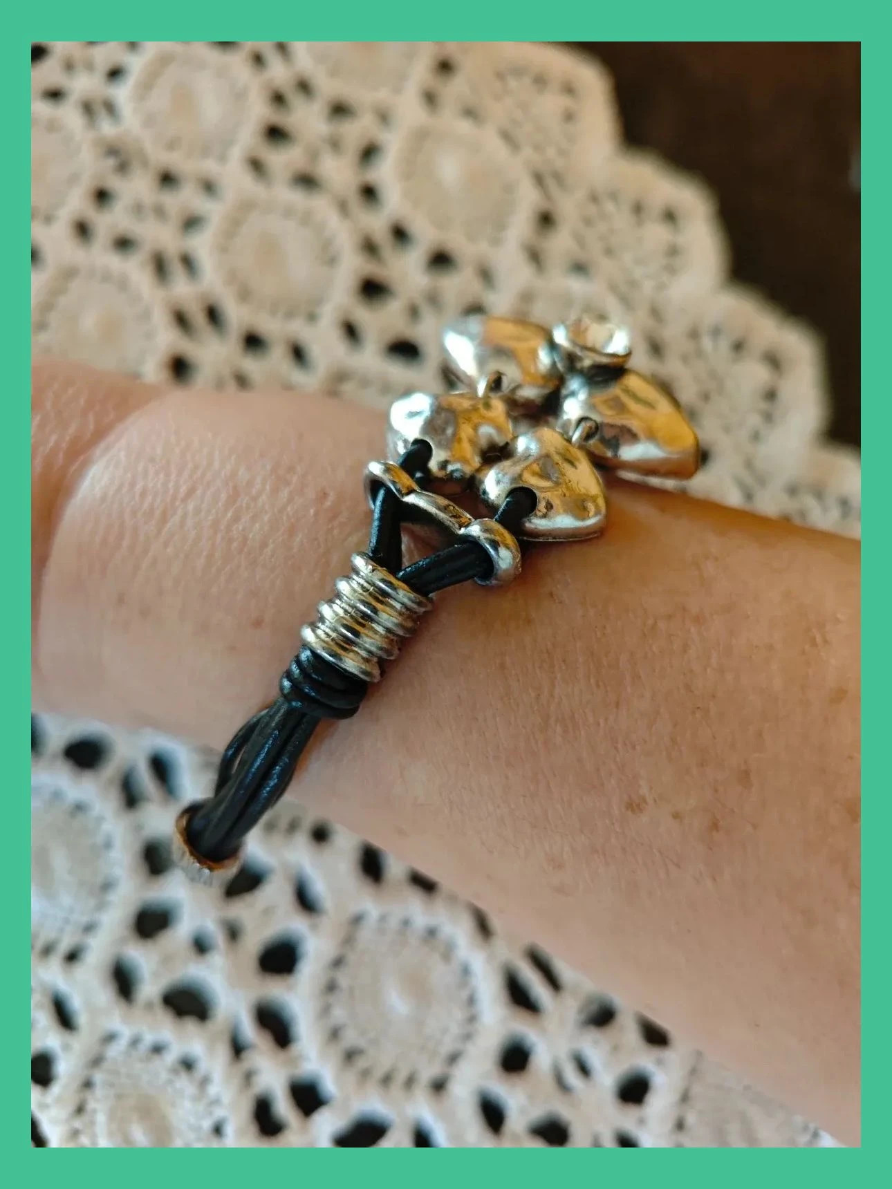 🌺Pulsera con corazones plateados con brillante y cordón negro – Love 2