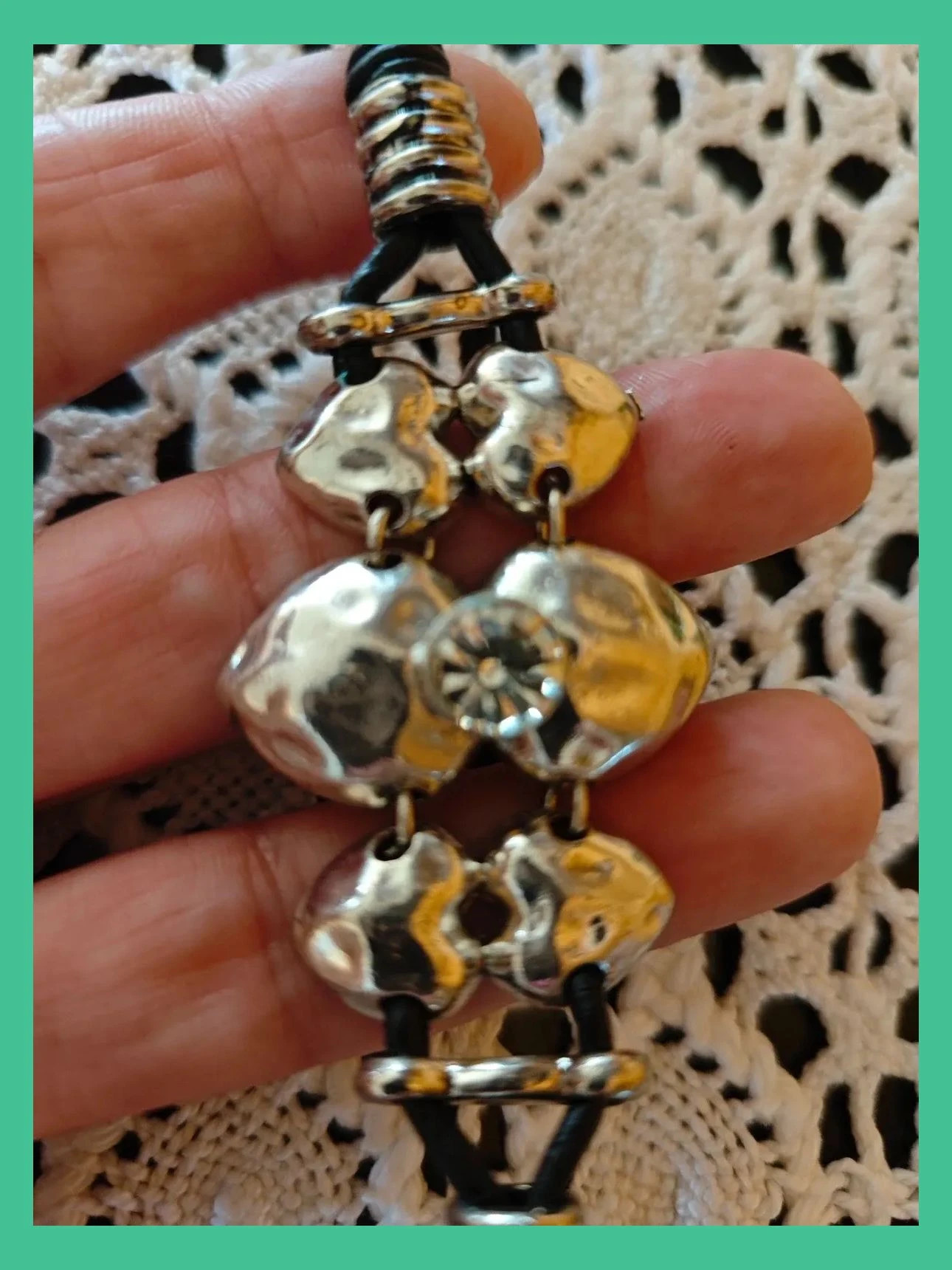 🌺Pulsera con corazones plateados con brillante y cordón negro – Love 3