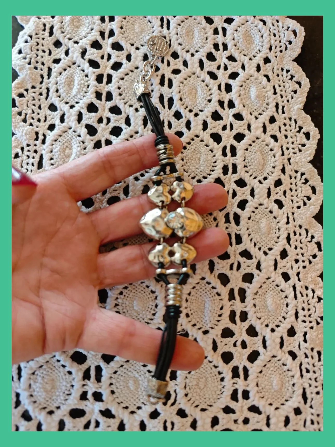 🌺Pulsera con corazones plateados con brillante y cordón negro – Love 4