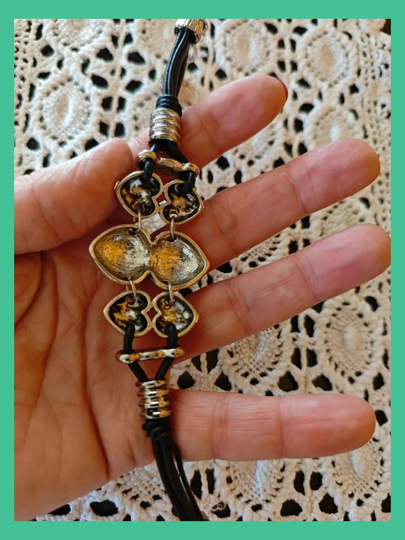 🌺Pulsera con corazones plateados con brillante y cordón negro – Love 5