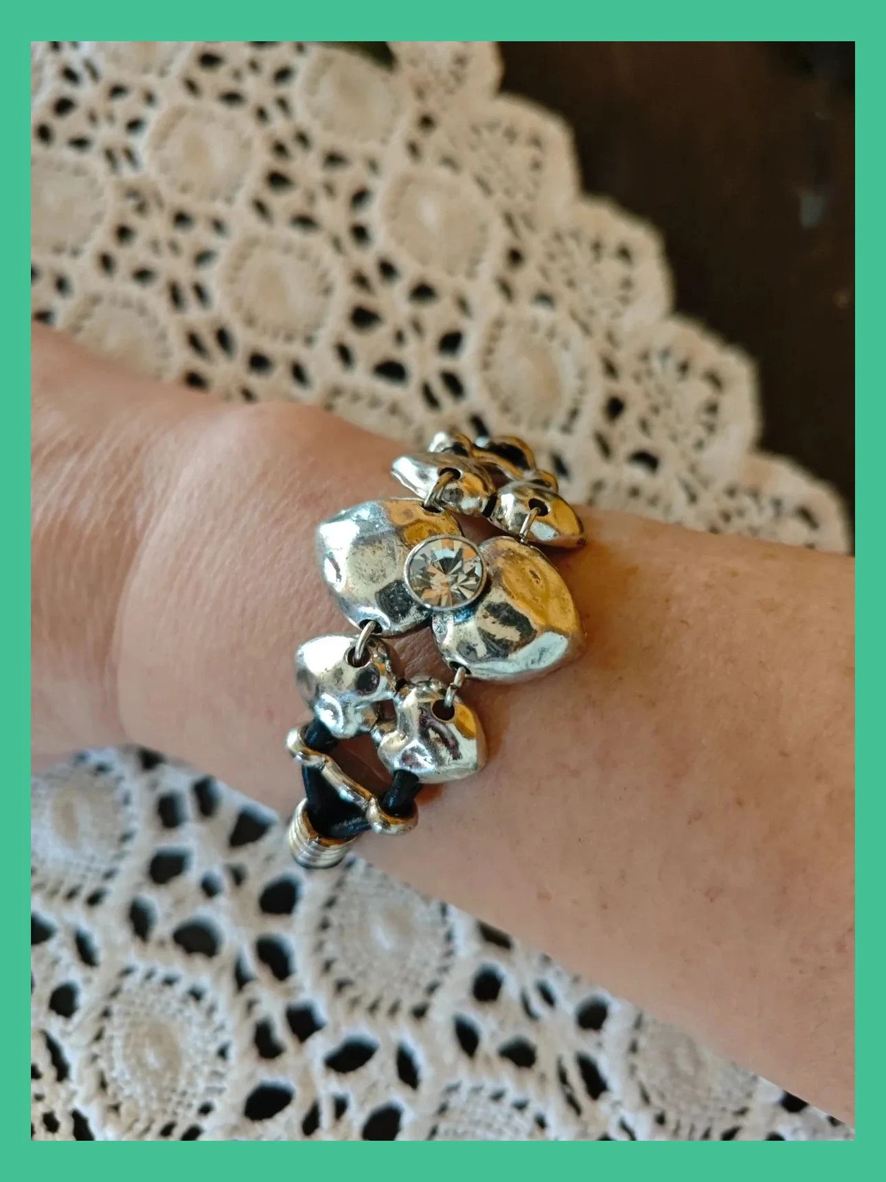 🌺Pulsera con corazones plateados con brillante y cordón negro