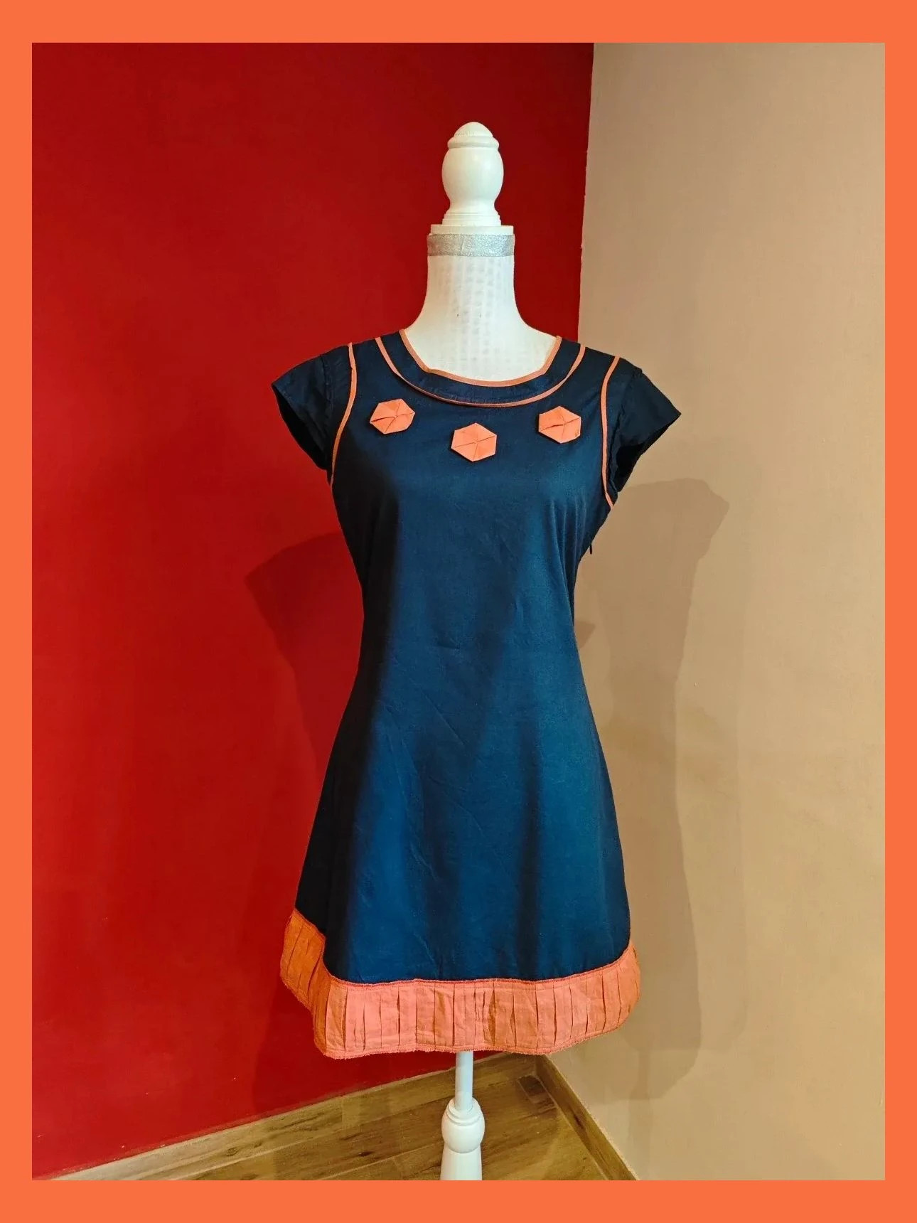 🌺 Original vestido de algodón azul marino con detalles en naranja, de Trucco